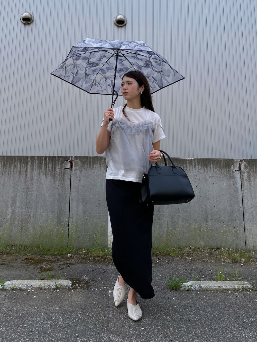 「白Tシャツ、レイヤードスタイル、ビスチェ、チュール、傘、雨の日コーデ、ボストンバッグ、ロングスカート、モノトーン、大人ガーリー、きれいめカジュアル、グレー、おでかけコーデ、PR、waterfront」｜「Waterfrontのmemorif. 自動開閉 折 55cm（折りたたみ傘、グレー系）」を使った、Miiさん（レディース・159cm）の春コーディネートの2枚目の写真