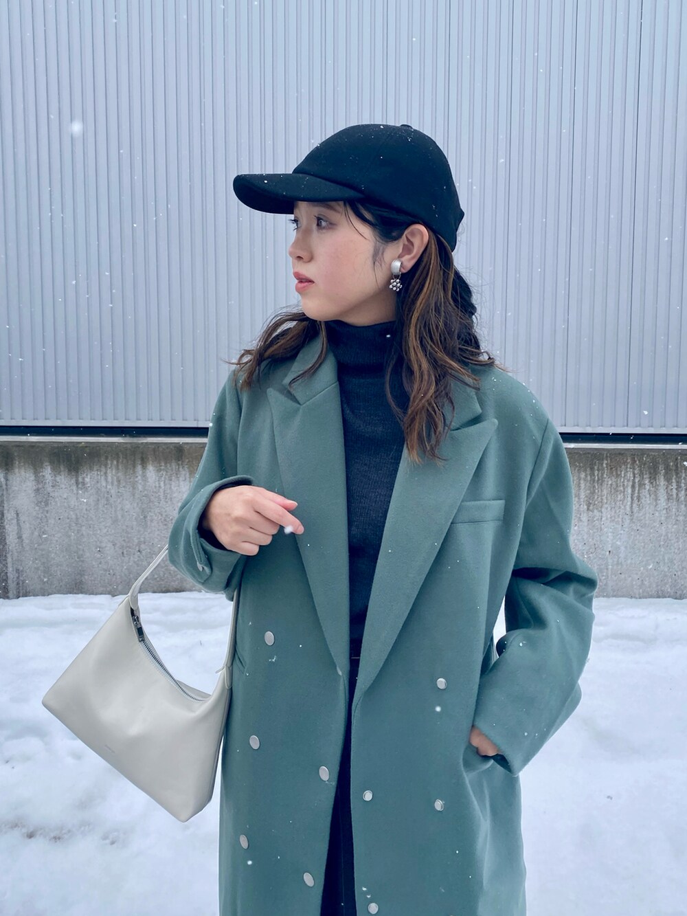 「お出かけコーデ、休日スタイル、コート、ロングコート、今日のコスメと服、グレー、カラー×コーデ、ワイドパンツ、キャップ、UNIQLO、ブーツ、冬コーデ、ニット、タートルネック、モード」｜「UNIQLOのアイテム（キャップ、ブラック系）」を使った、Miiさん（レディース・159cm）の冬コーディネートの3枚目の写真