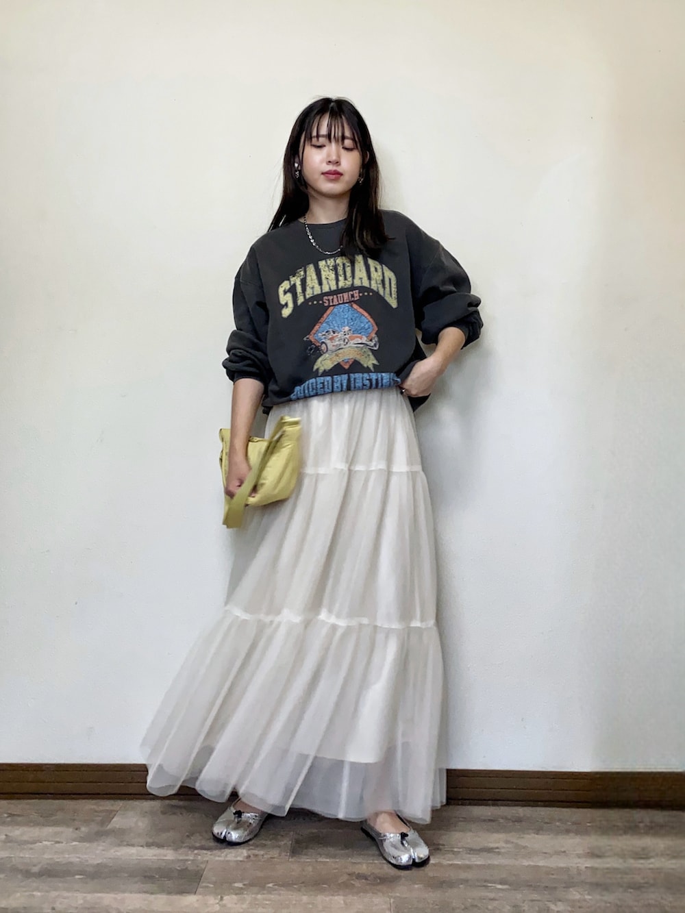 「春のNewスタイル、春コーデ、スウェット、チュール、チュールスカート、メタリック、メタリックシューズ、シルバーシューズ、春カラー、プチプラ、STARTING OVER、スターティングオーバー、ゆるコーデ、ロゴスウェット、バレエシューズ」｜「Starting Overの裏毛 ピグメント加工 プリント クルーネック トレーナー/スウェット/プルオーバー/ユニセックス（スウェット、ブラック系）」を使った、Miiさん（レディース・159cm）の春コーディネートの2枚目の写真