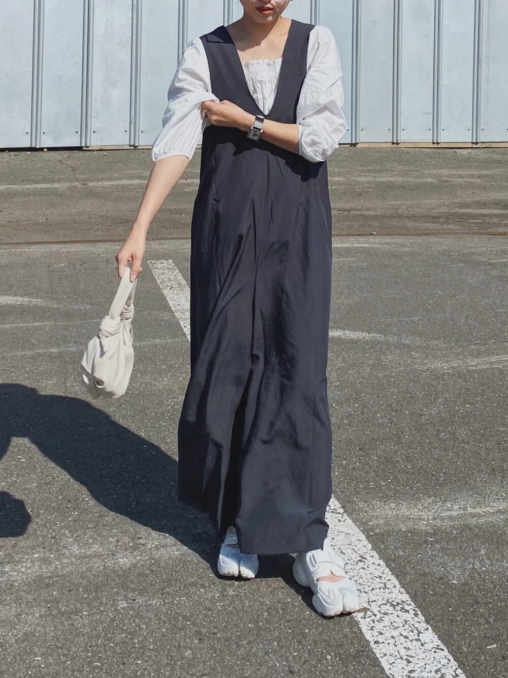 「サロペット、オールインワン、ボリューム袖、白ブラウス、toucher du brise、LHPWOMEN、LHP、courage、アクアリフト、ゆるコーデ、クリアメガネ、メガネ女子、プチプラ、春夏コーデ、休日スタイル」｜「L.H.Pのcourage/クラージュ/ボリュームスリーブギャザープルオーバー（Tシャツ/カットソー、ホワイト系）」を使った、Miiさん（レディース・159cm）の春コーディネートの3枚目の写真