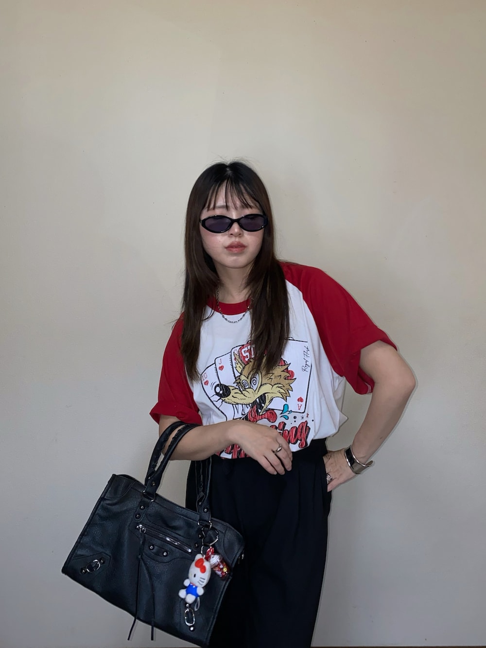 「夏ルックで気分アップ、Tシャツ、プリントT、タックワイドパンツ、ワイドパンツ、厚底シューズ、PR、STARTING OVER、オーバーサイズ、プチプラ、サングラス、ストリート、大人カジュアル、シンプルコーデ」｜「Starting Overの【Starting Over/スターティングオーバー】classic design vintage like printed raglan sleeves ringer T-shirts/クラシックデザイン ヴィンテージライク プリント ラグラン半袖Tシャツ リンガーTシャツ（Tシャツ/カットソー、ホワイト系）」を使った、Miiさん（レディース・159cm）の夏コーディネートの2枚目の写真