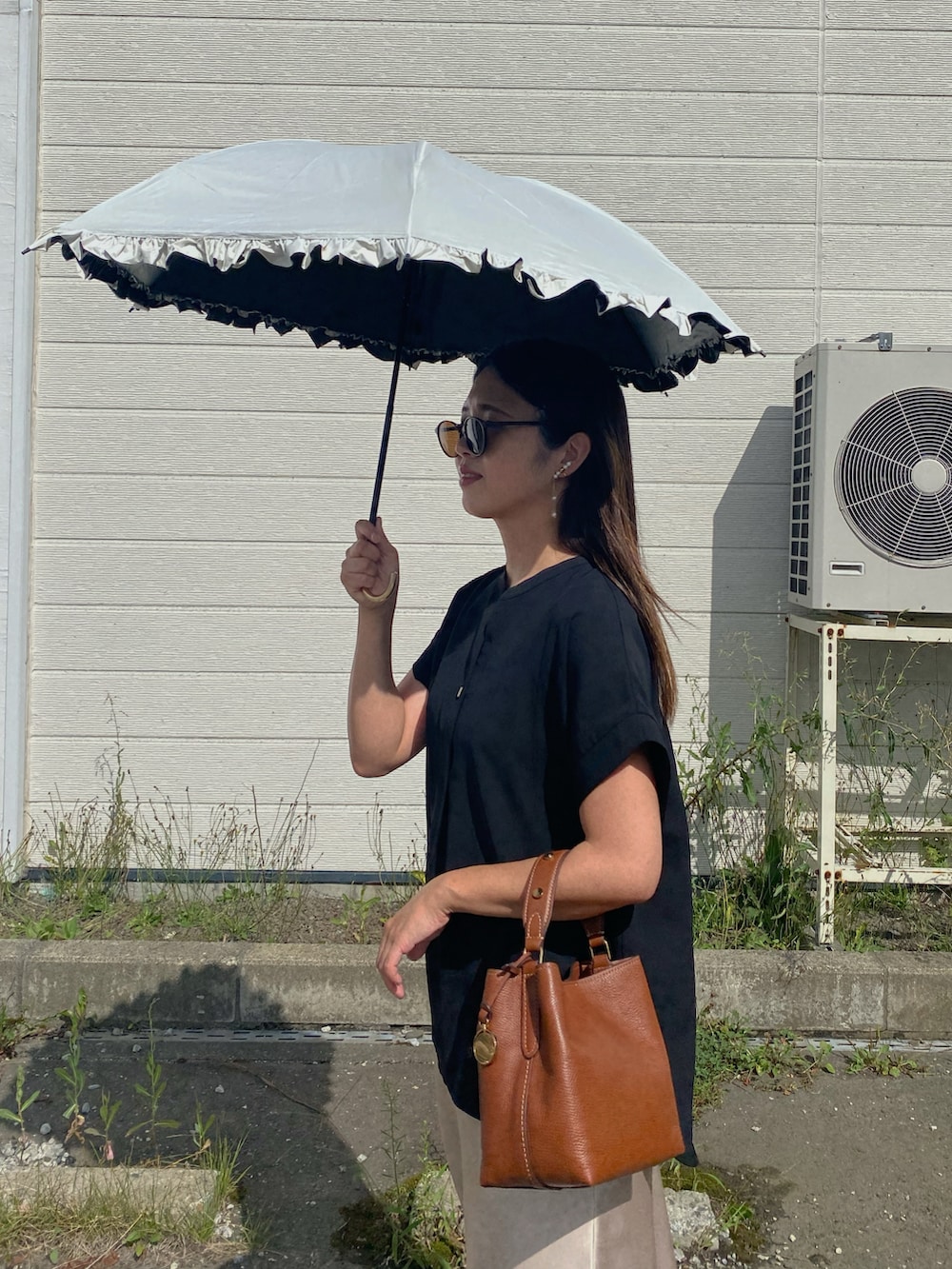 「アツいコーデ全部見せ、お出かけコーデ、日傘、waterfront、スカート、サテンスカート、スニーカー、スニーカーコーデ、大人女子、オトナ女子、きれいめカジュアル」｜「FOSSILのJessie Crossbody ZB11002200（ショルダーバッグ、ブラウン系）」を使った、Miiさん（レディース・159cm）の夏コーディネートの2枚目の写真