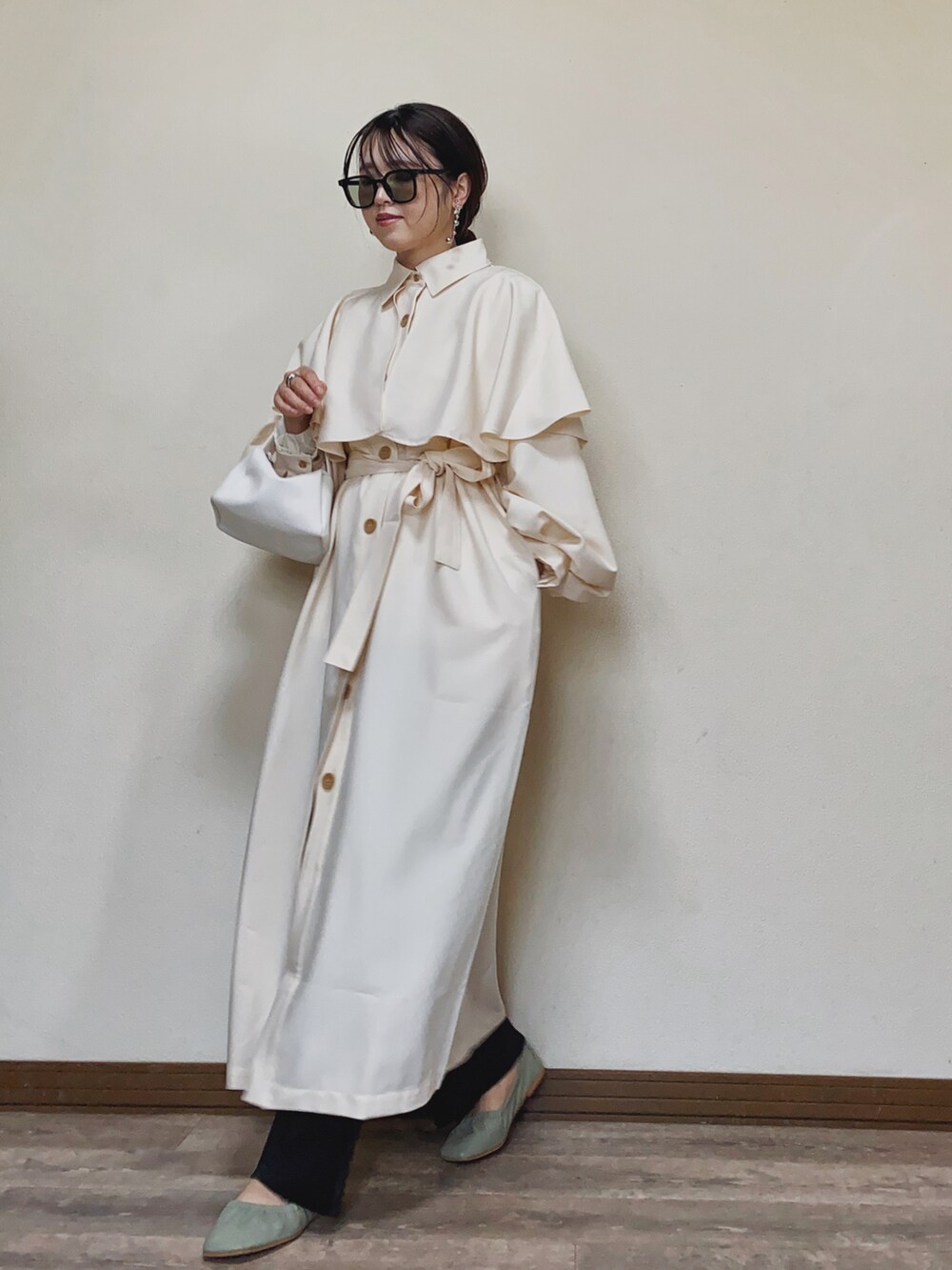 「オトナ女子、ロングコート、ケープ、ケープコート、春コーデ、バレエシューズ、シンプルコーデ、プチプラ、サングラス、カラーレンズ、ハンドバッグ、プリーツパンツ、春アウター、大人カジュアル、きれいめカジュアル」｜「Babのケープライクワンピースコート（ステンカラーコート、ホワイト系）」を使った、Miiさん（レディース・159cm）の春コーディネートの3枚目の写真