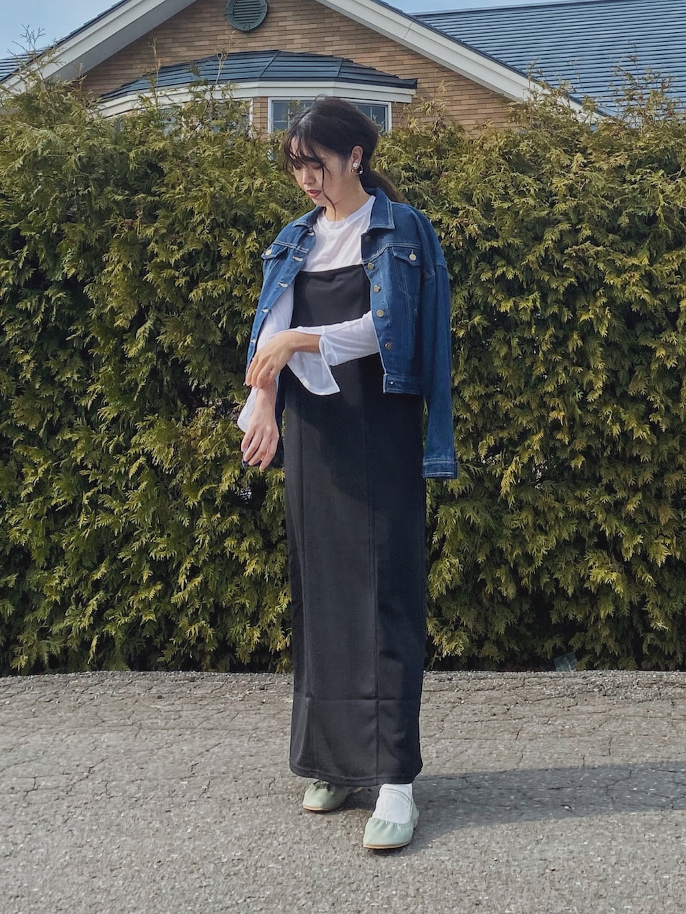「いまどきジャケット写真、デニムジャケット、デニム、シアートップス、袖スリット、キャミワンピ、ロングワンピース、シンプルコーデ、春コーデ、バレエシューズ、休日スタイル、プチプラ、ワンピース、ロンT、Gジャン」｜「Shelly islandの袖スリットシアーカットソー（Tシャツ/カットソー、ホワイト系）」を使った、Miiさん（レディース・159cm）の春コーディネートの2枚目の写真