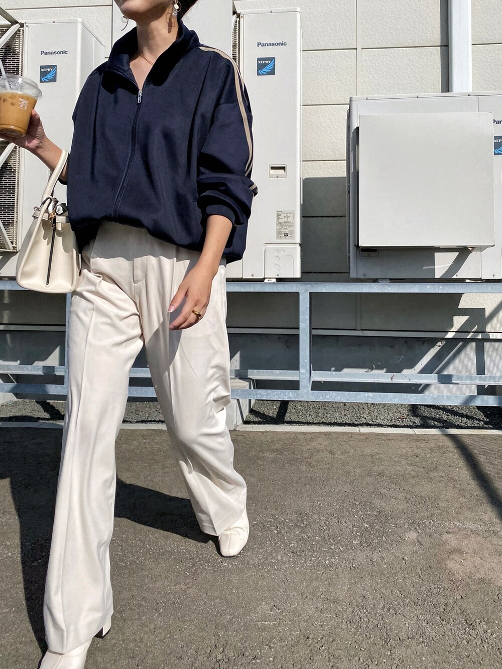 「秋服まるっと大公開、トラックジャケット、スラックス、ワイドパンツ、白パンツ、ショートブーツ、スクエアバッグ、きれいめカジュアル、notch.、ジャージ、スポーツミックス、ジャケットスタイル、秋コーデ、ブーツ、プチプラ」｜「notch.の【 notch. by yui 】トラックジャケット（ジャージ、ブルー系）」を使った、Miiさん（レディース・159cm）の秋コーディネートの4枚目の写真