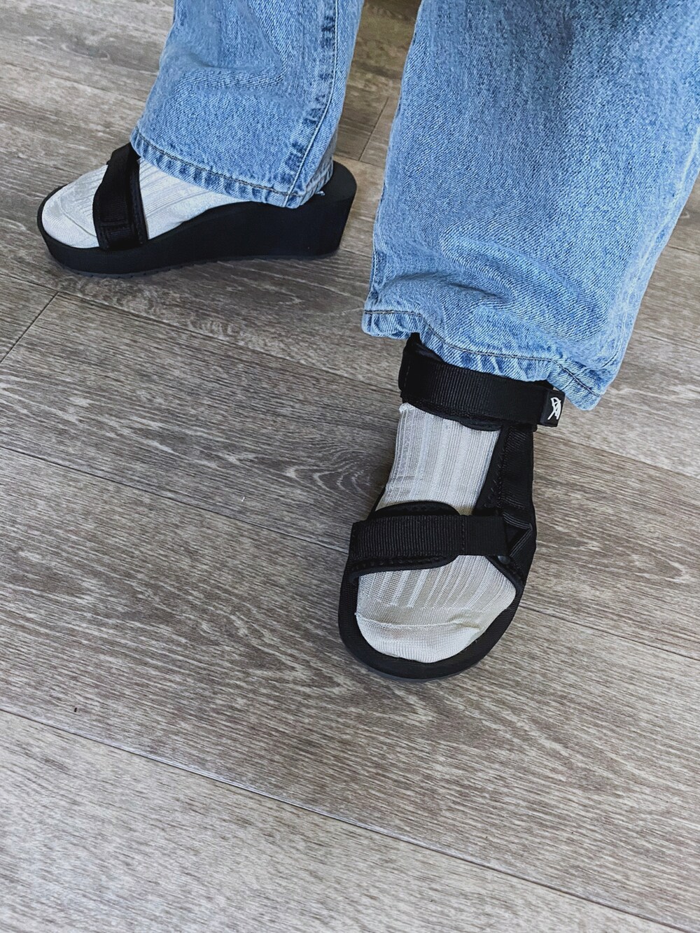 「シンプルコーデ、キャップ、ボリューム袖、ブラウス、ダメージデニムパンツ、デニム、SOMETHING、スポサン、サンダル、サンダルに靴下、厚底シューズ、厚底サンダル、休日スタイル、休日コーデ、ストリート」｜「SOMETHINGのSOMETHING ELSAヴィンテージストレートデニムパンツ（デニムパンツ、ブルー系）」を使った、Miiさん（レディース・159cm）の春コーディネートの4枚目の写真
