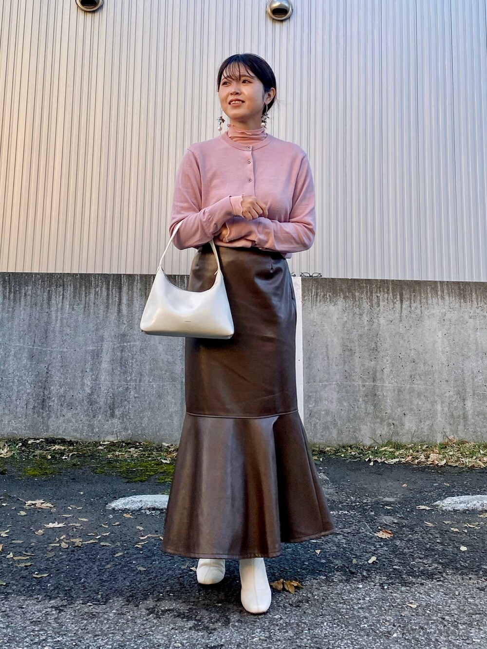 「新星WEARISTAにエントリー、お出かけコーデ、オトナカワイイ、クリスマスに着たい服、デート/ロマンティック、standoil、ブーツ、カーディガン、レイヤードスタイル、ピンク、マーメイドスカート、ロングスカート、きれいめカジュアル、レザー、韓国ファッション」｜「UNIQLOのアイテム（カーディガン/ボレロ、ピンク系）」を使った、Miiさん（レディース・159cm）の冬コーディネートの4枚目の写真