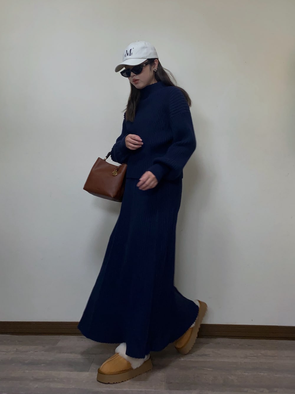 「プチプラ、秋冬コーデ、あったかコーデ、ニットコーデ、ニットアップ、セットアップ、スリッポン、ファー、レザー、キャップ、韓国ファッション、ネイビー、サングラス、ニットスカート、厚底シューズ」｜「FOSSILのJessie Crossbody ZB11002200（ショルダーバッグ、ブラウン系）」を使った、Miiさん（レディース・159cm）の冬コーディネートの3枚目の写真