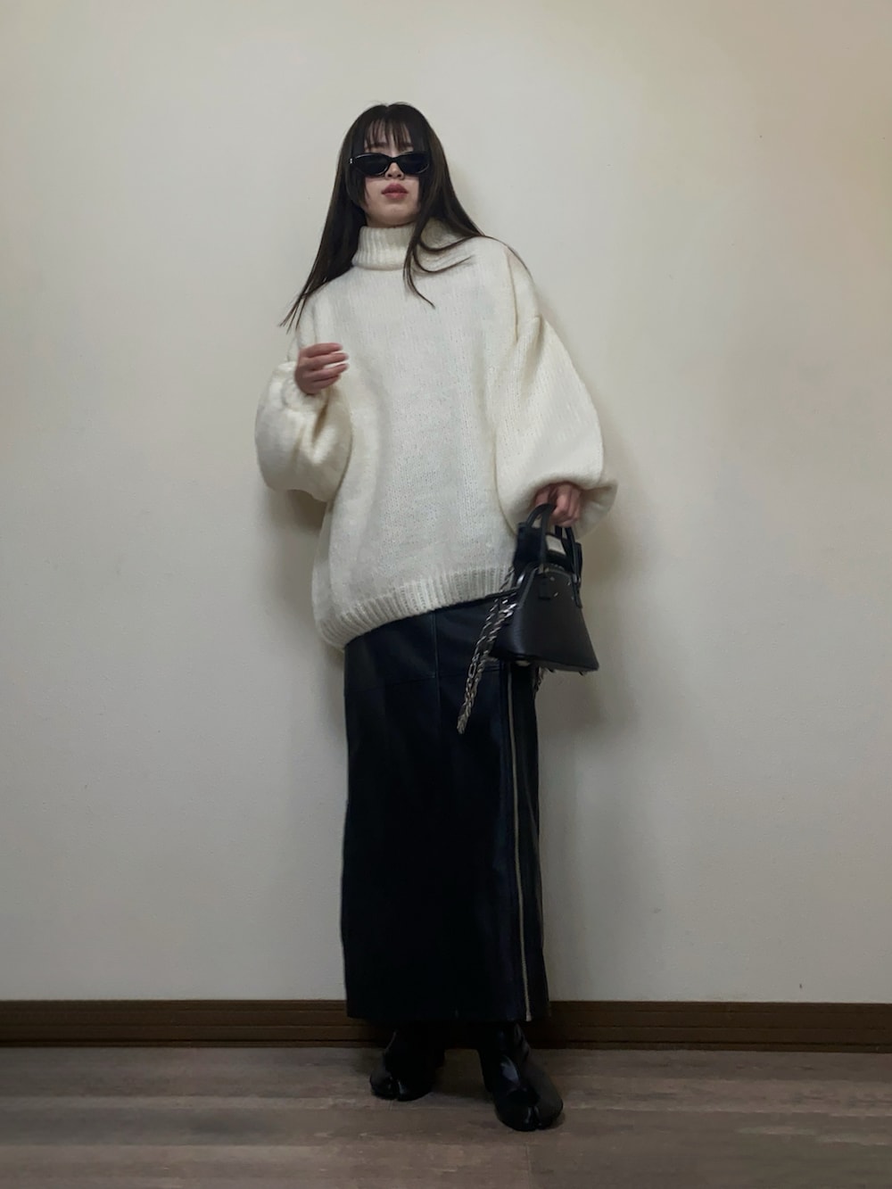 「冬コーデ、ホワイトコーデ、クリスマスに着たい服、マイベストコーデ2024、モード、白ニット、オーバーサイズ、ボリューム袖、タイトスカート、レザー、レザースカート、ブーツ、休日スタイル、selectmoca、セレクトモカ(select MOCA)」｜「select MOCA by sonのローゲージハイネックオーバーボリュームスリーブニット（ニット/セーター、ホワイト系）」を使った、Miiさん（レディース・159cm）の冬コーディネートの3枚目の写真