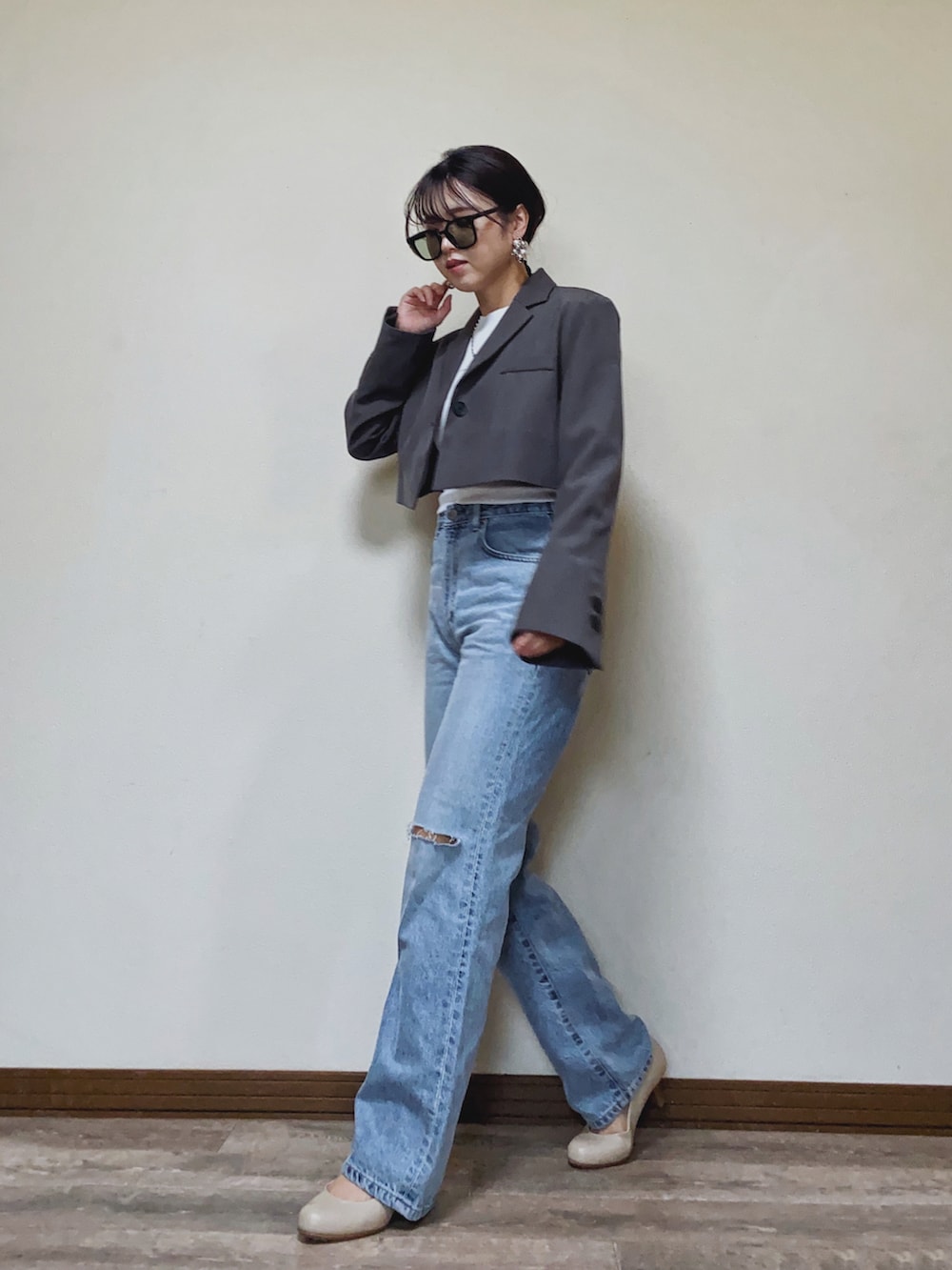 「デニム、デニムパンツ、クロップドトップス、クロップド丈、ジャケット、ジャケットスタイル、テーラードジャケット、ダメージデニムパンツ、パンプス、ロゴT、白Tシャツ、Calvin Klein、SOMETHING、骨格ウェーブ、シルバーアクセサリー」｜「Calvin Kleinのモノグラム ロゴ ベイビーTシャツ（Tシャツ/カットソー、ホワイト系）」を使った、Miiさん（レディース・159cm）の春コーディネートの2枚目の写真