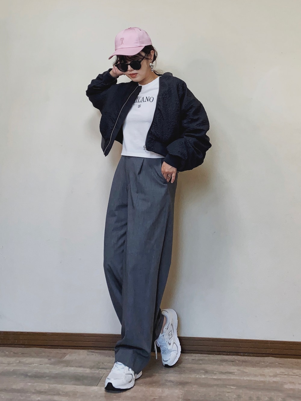 「春コーデ、休日コーデ、休日スタイル、キャップ、ピンク、ジャガード、UNIQLO、ワイトパンツ、ロゴT、クロップドトップス、スニーカー、白スニーカー、ニューバランス、プチプラ、ブルゾン」｜「saloonのアイテム（ブルゾン、ブラック系）」を使った、Miiさん（レディース・159cm）の春コーディネートの2枚目の写真