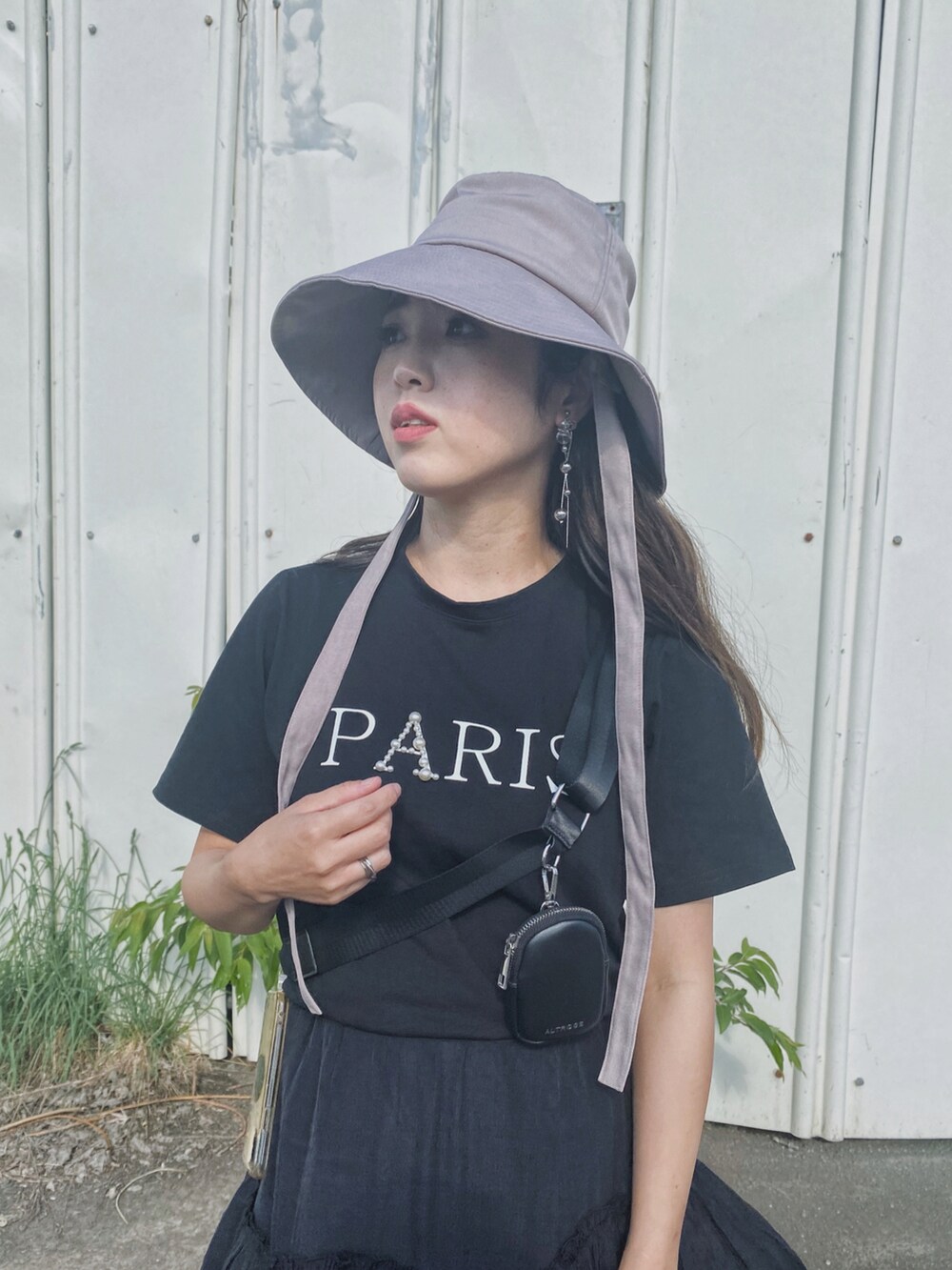 「このスタイルがお気に入り、今日のコスメと服、ブラックコーデ、ティアードスカート、リボンハット、ハット、ロゴT、ロングスカート、NIKE、アクアリフト、モノトーン、ブルベ夏、休日スタイル、バケットハット、夏コーデ」|「deux amourのPARIS T(その他トップス、ブラック系)」を使った、Miiさん(レディース・159cm)の夏コーディネートの2枚目の写真