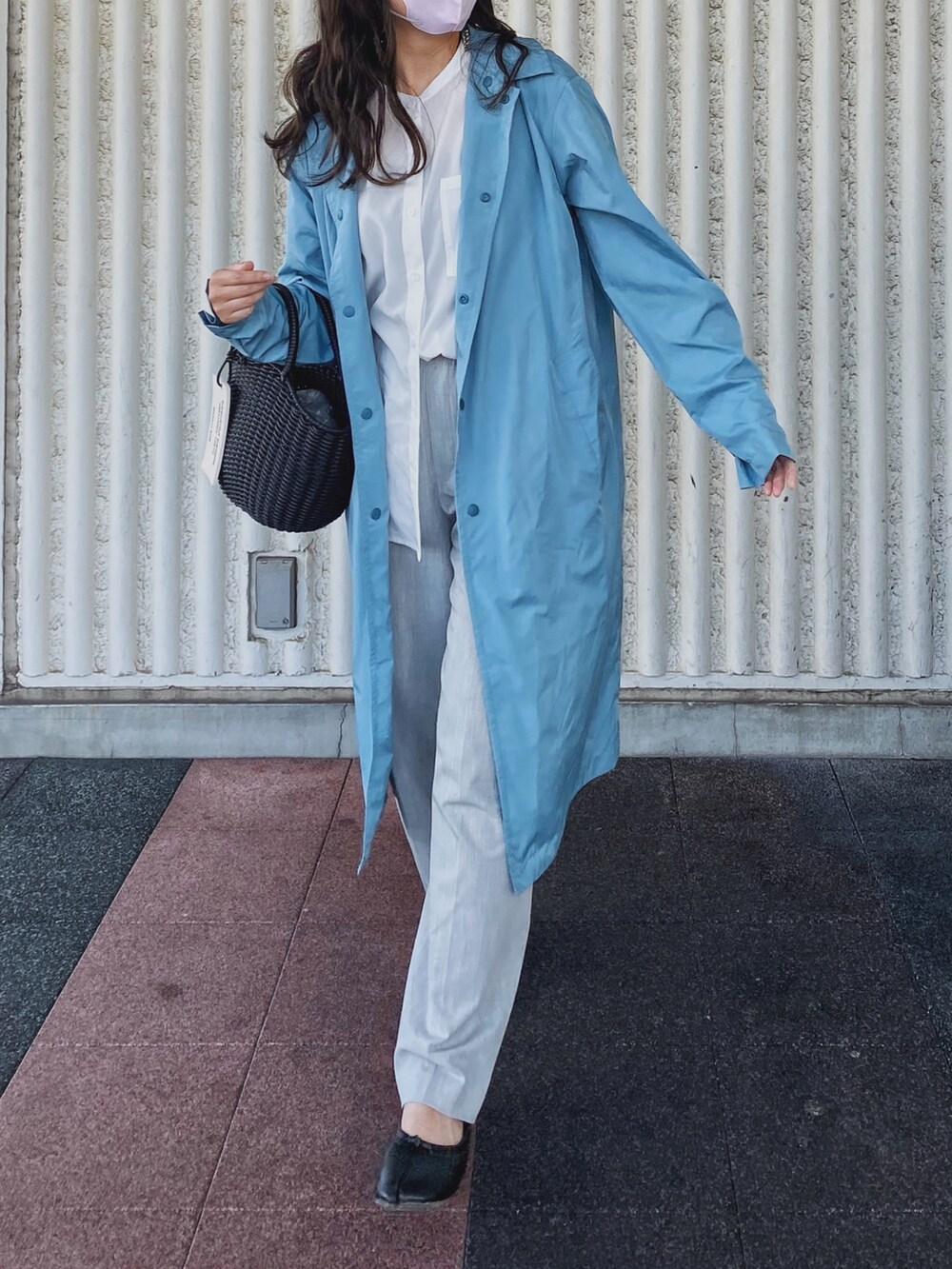 「きれいめカジュアル、ゆるコーデ、レインコート、ブルー、カラーコーデ、カラー×コーデ、UNIQLO、Traditional Weatherwear、COTORICA.、シアーシャツ、シャツスタイル、休日スタイル、ワイドパンツ、シースルー、バレエシューズ」｜「COTORICAのバンドカラーシアーブラウス（シャツ/ブラウス、ホワイト系）」を使った、Miiさん（レディース・159cm）の春コーディネートの3枚目の写真