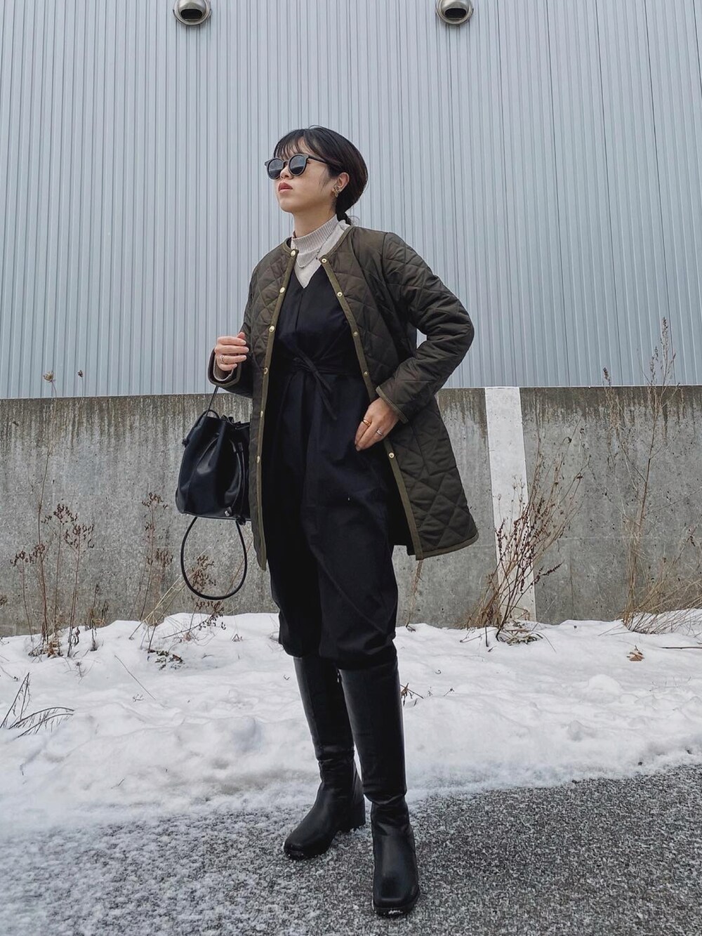 「キルティング、キルティングジャケット、キルティングコート、Traditional Weatherwear、LHME、ジャンプスーツ、ロングブーツ、カーキ、リブハイネックT、レイヤードスタイル、大人カジュアル、マイベストコーデ2022、ノーカラーコート」｜「Traditional WeatherwearのARKLEY MIDDLE（その他アウター、グリーン系）」を使った、Miiさん（レディース・159cm）の冬コーディネートの2枚目の写真