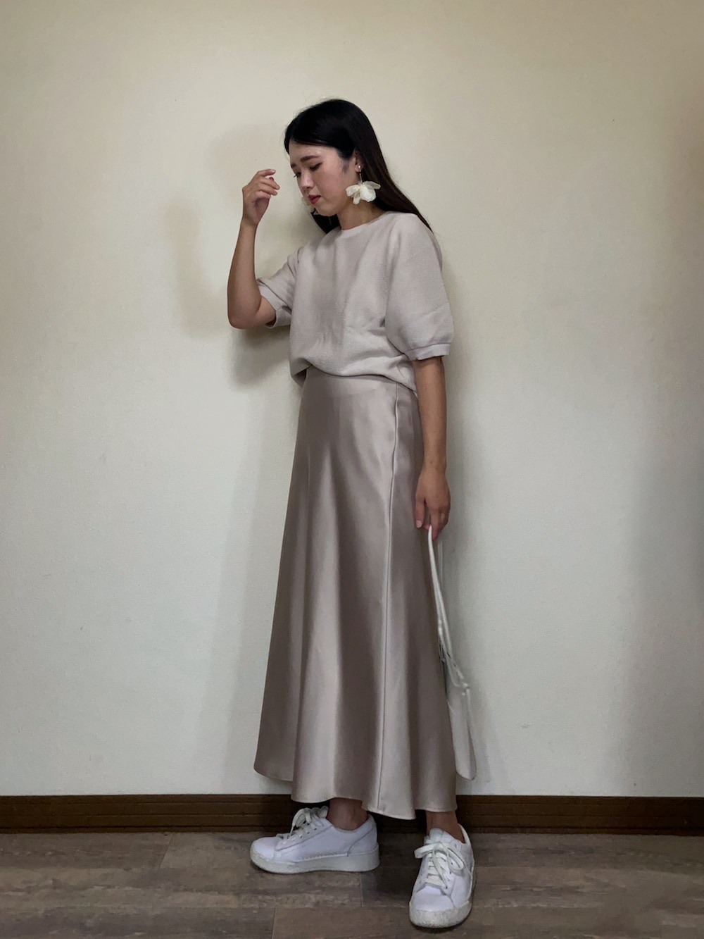 「淡色コーデ、OPAQUE.CLIP、オペークドットクリップ、ワントーン、ワントーンコーデ、サテンスカート、ボリューム袖、ニット、初秋コーデ、秋服準備はじめました、きれいめカジュアル、キレイめ、ベージュコーデ、オトナ女子、スニーカー」｜「OPAQUE.CLIPの《6color/S-LLsize》ガーターボリュームスリーブニット【洗濯機洗い可/UVケア】（ニット/セーター、ホワイト系）」を使った、Miiさん（レディース・159cm）の夏コーディネートの2枚目の写真