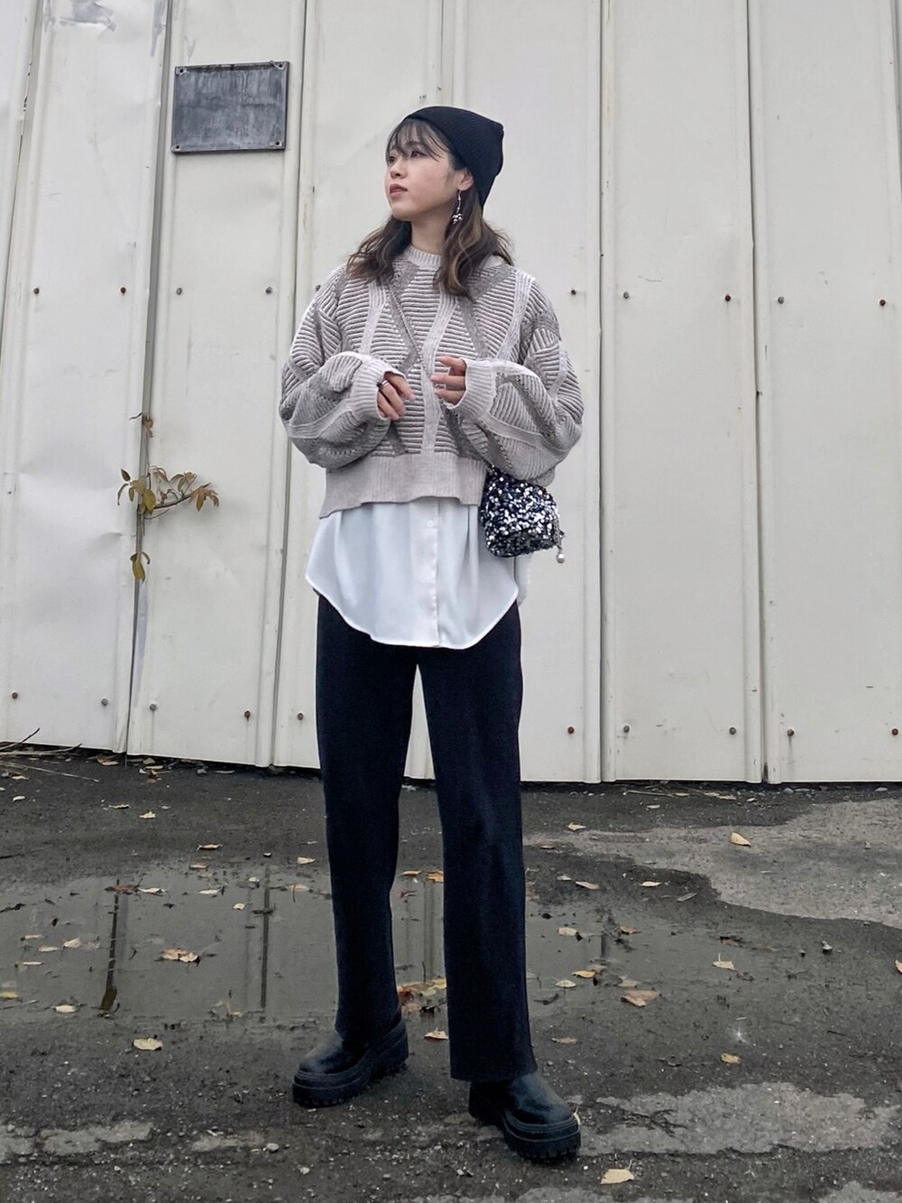 「ファッションを楽しもう、ニットコーデ、ニット、ジャガード、ビーニー、ニット帽、シャツスタイル、レイヤードスタイル、ショルダーバッグ、スパンコール、ブーツ、厚底シューズ、プチプラ、ボリューム袖、オーバーサイズ」｜「Per sist enceのモール糸ジャガードニットプルオーバー（ニット/セーター、ホワイト系）」を使った、Miiさん（レディース・159cm）の秋コーディネートの2枚目の写真