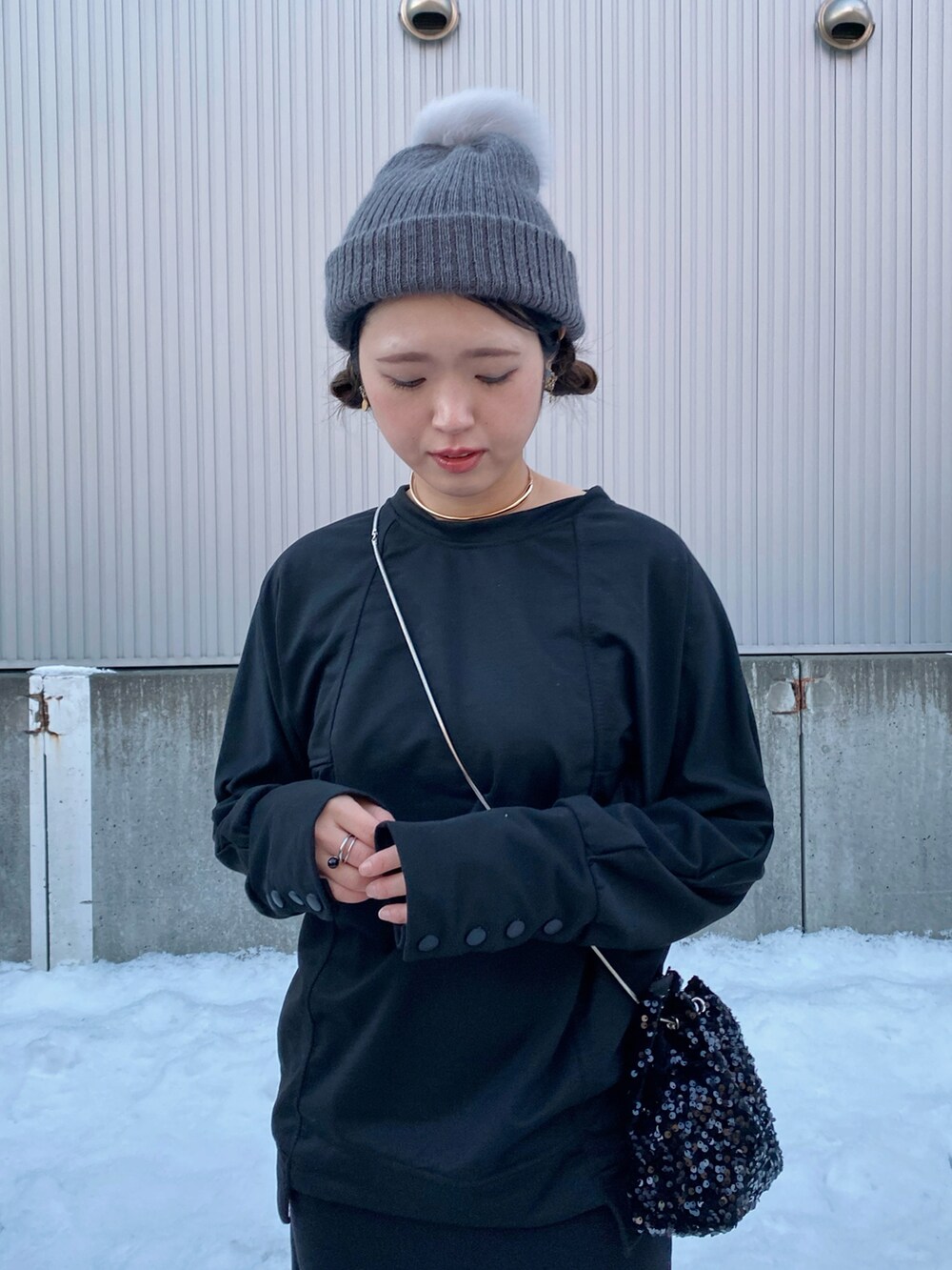 「新星WEARISTAにエントリー、今日のコスメと服、モノトーン、ブラック、ブラックコーデ、ニット帽、スパンコール、ブーツ、ロングスカート、マイベストコーデ2023、プチプラ、ショルダーバッグ、カラーレンズ、deuxamour、モノトーンコーデ」｜「deux amourの袖ボタンクルーネックBIGロンT（Tシャツ/カットソー、ブラック系）」を使った、Miiさん（レディース・159cm）の冬コーディネートの2枚目の写真