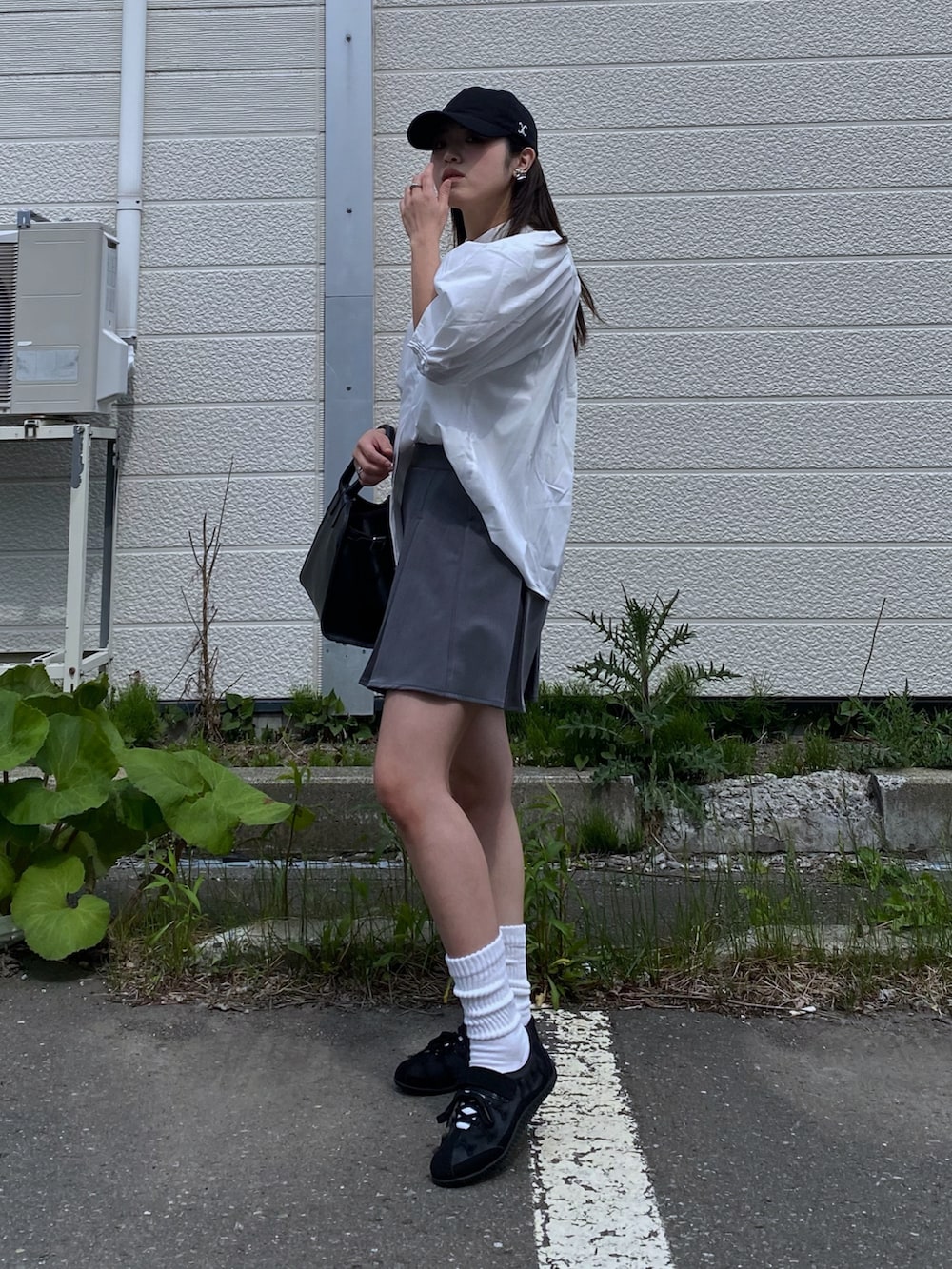 「やっぱり帽子が好き、モノトーン、シャツスタイル、ブラウス、ミニスカート、バレエコア、スニーカー、キャップ、プレッピー、ルーズソックス、ボストンバッグ、韓国ファッション、バレエスニーカー、夏コーデ、スニーカーコーデ」｜「U.S. POLO ASSN.のGeeRA別注【U.S. POLO ASSN.】ボリューム袖シャツブラウス（シャツ/ブラウス、ホワイト系）」を使った、Miiさん（レディース・159cm）の夏コーディネートの2枚目の写真