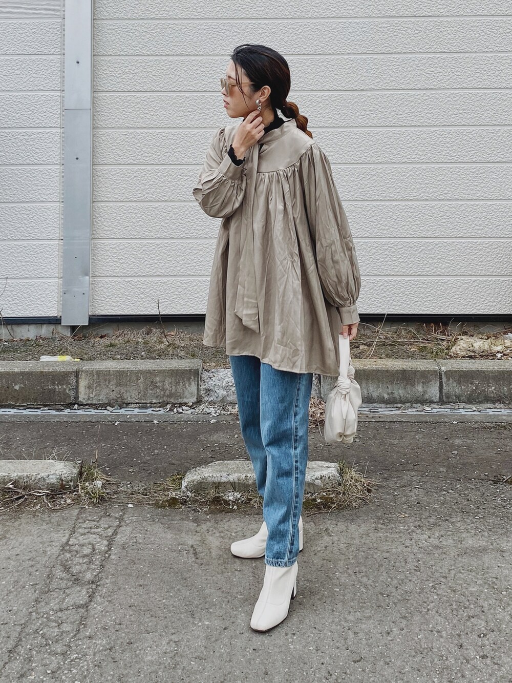 「大人カジュアル、きれいめカジュアル、チュニック、ミニワンピ、デニム、サムシング、something_jean、LHP、LHPWOMEN、courage、ラフォーレ原宿、ZARA、ブーツ、春服、ブラウス」｜「L.H.Pのcourage/クラージュ/ワンピース（ワンピース、ベージュ系）」を使った、Miiさん（レディース・159cm）の春コーディネートの5枚目の写真
