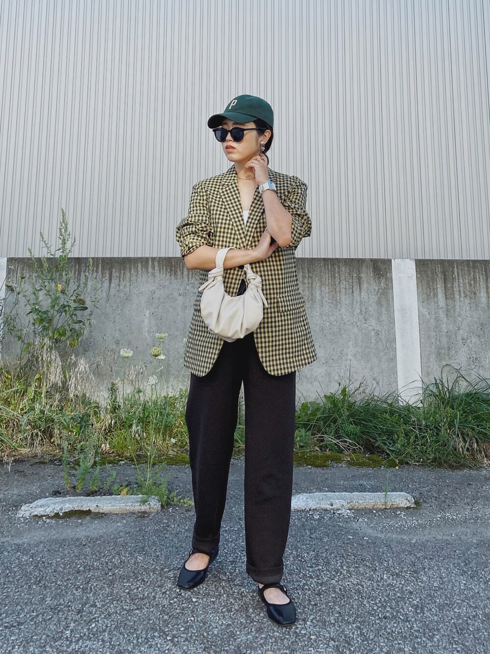 「休日コーデ、秋のコーデ、カンフーシューズ、スクエアトゥ、UNIQLO、スウェットパンツ、テーラードジャケット、チェック、キャップ、ハンドバッグ、menue、ウェレッグ、welleg、PR、大人カジュアル」｜「UNIQLO×MARNIのアイテム（テーラードジャケット、イエロー系）」を使った、Miiさん（レディース・159cm）の夏コーディネートの3枚目の写真