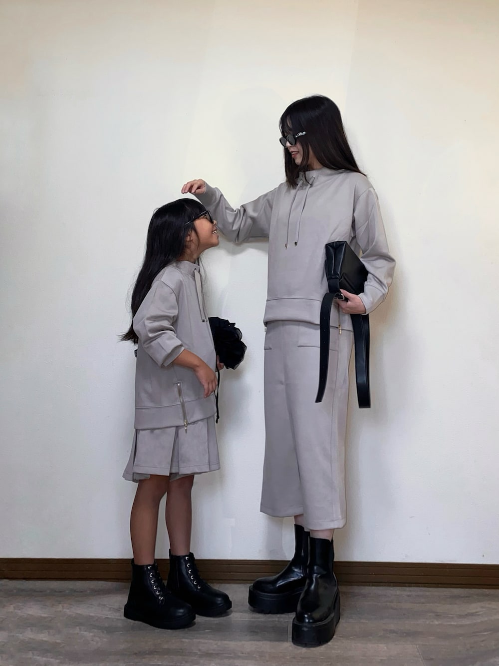 ベージュ系のスウェット、ベージュ系のスウェット、ベージュ系のその他パンツを着用したレディースの秋コーディネートの2枚目の写真