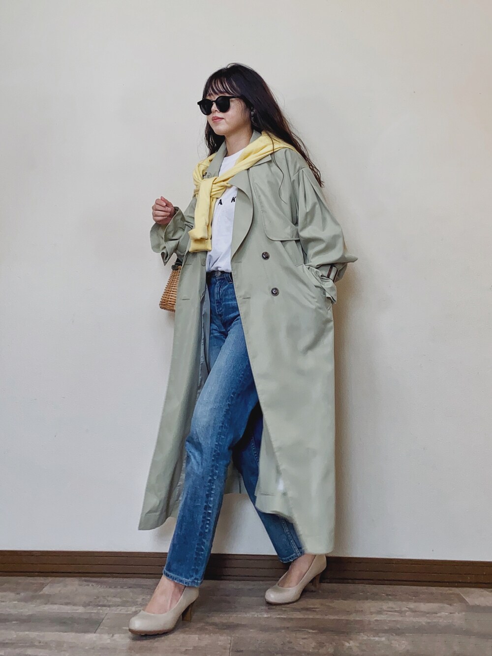 「トレンチコート、ボリューム袖、デニム、デニムパンツ、パンプス、きれいめカジュアル、春コーデ、ロゴT、イエロー、肩掛け、休日スタイル、春色、グリーン、かごバッグ、レイヤードスタイル」｜「frames RAY CASSINのボリュームスリーブトレンチコート（トレンチコート、グリーン系）」を使った、Miiさん（レディース・159cm）の春コーディネートの2枚目の写真
