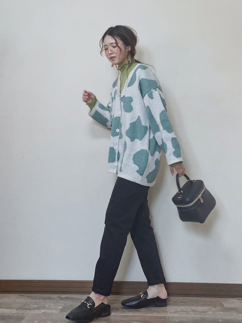 「春服みてみて、LHP、LHPWOMEN、LEE、leejapan、カーディガン、レイヤードスタイル、シアートップス、グリーン、ローファー、メガネ女子、courage、ラフォーレ原宿、春コーデ、パステル映える春」｜「L.H.Pのcourage/クラージュ/総柄オーバーサイズシルエットニットカーディガン（カーディガン/ボレロ、グリーン系）」を使った、Miiさん（レディース・159cm）の春コーディネートの2枚目の写真
