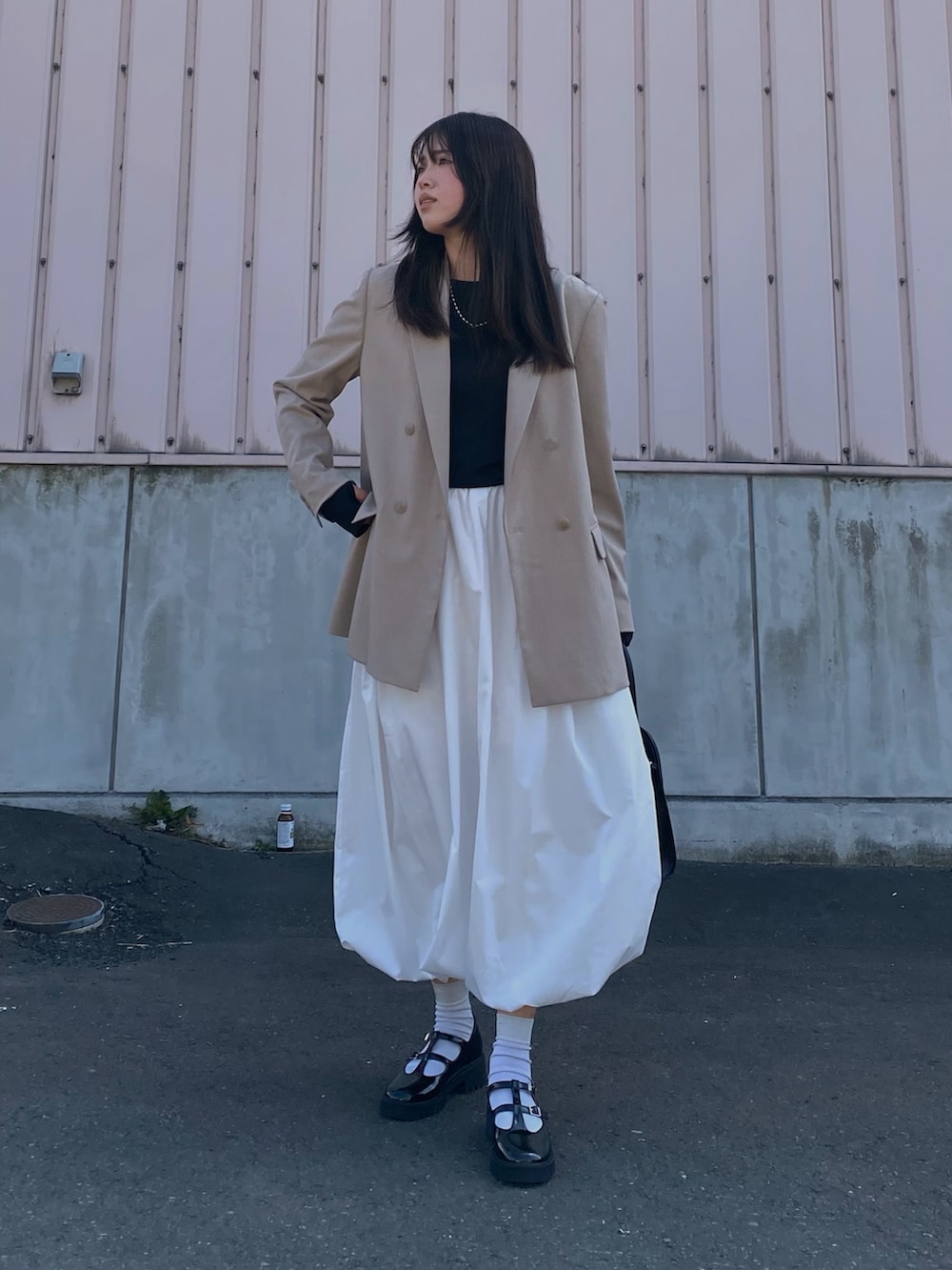 「春めき満開コーデ、オトナ女子、バルーンスカート、ロングスカート、厚底シューズ、メリージェーン、ジャケット、テーラードジャケット、ボストンバッグ、韓国ファッション、キレイめコーデ、ストラップシューズ、ラメソックス、大人ガーリー、春コーデ」｜「floristの2WAY ヴィーガンレザーサイドベルトボストンバッグ/ショルダーバッグ（ボストンバッグ、ブラック系）」を使った、Miiさん（レディース・159cm）の春コーディネートの2枚目の写真