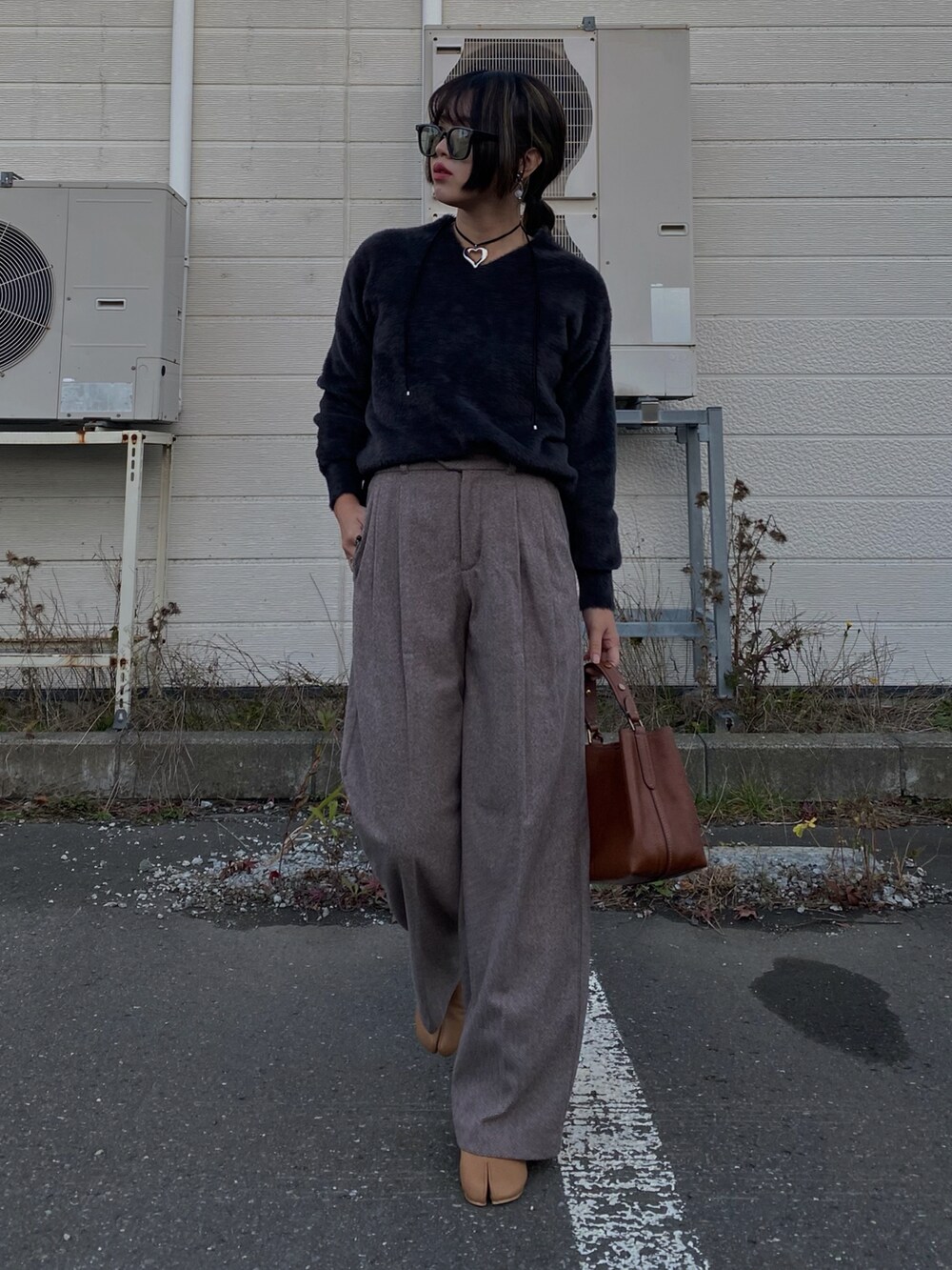 「秋冬コーデ、フェザーヤーン、Vネック、ふわふわニット、へリンボーン、ワイドパンツ、ブラウン、ブーツ、コードネックレス、OPAQUE.CLIP、オペークドットクリップ、PR、サングラス、GU、お出かけコーデ」｜「OPAQUE.CLIPの《5color/S-LLsize》フェザーヤーンVネックニット【洗濯機洗い可／抗ピル】（ニット/セーター、グレー系）」を使った、Miiさん（レディース・159cm）の秋コーディネートの3枚目の写真