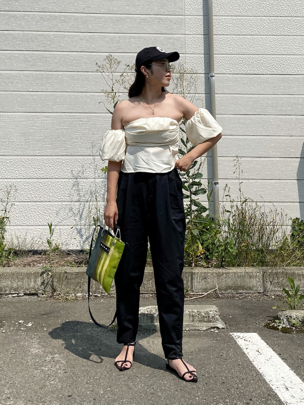 「夏コーデ、休日スタイル、オフショル、ブラウス、テーパードパンツ、キャップ、大人カジュアル、サングラス、ポインテッドトゥ、プチプラ、トートバッグ、ハンドバッグ、deuxamour、大人女子、肌見せ」｜「deux amourのオフショルクロップドフレアブラウス（シャツ/ブラウス、ホワイト系）」を使った、Miiさん（レディース・159cm）の夏コーディネートの3枚目の写真