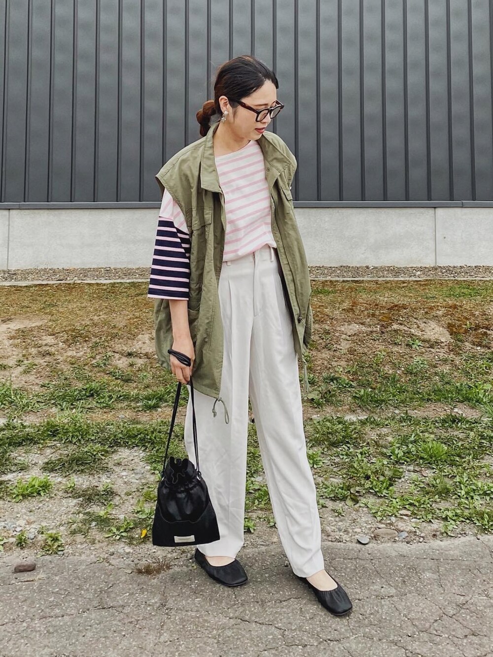 「休日スタイル、ビッグシルエット、ボーダー、ボーダーTシャツ、白パンツ、UNIQLO、ミリタリーベスト、ベスト、ミリタリー、レイヤードスタイル、カラー×コーデ、Tシャツ、プチプラ、メガネ女子、ジレ」｜「Doux archivesの［ｗｅｂ限定］クレイジー切替バスクボーダーシャツ（Tシャツ/カットソー、ピンク系）」を使った、Miiさん（レディース・159cm）の春コーディネートの2枚目の写真