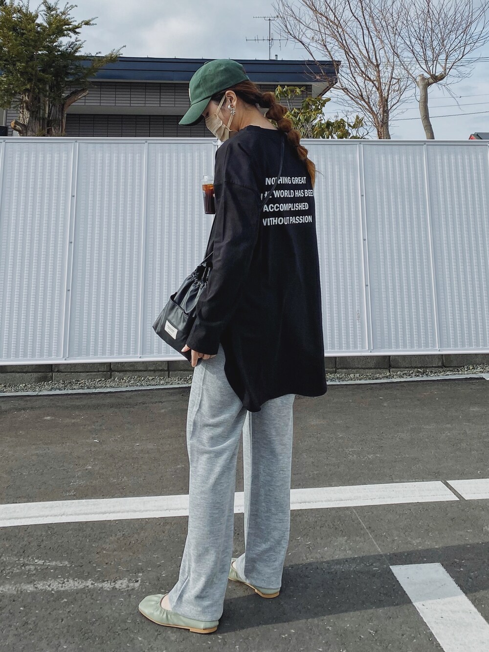 「休日スタイル、ゆるコーデ、カジュアルコーデ、スウェットパンツ、ロゴT、ロンT、reca、LHP、LHPWOMEN、courage、ラフォーレ原宿、プチプラ、キャップ、ラフ、グリーン」｜「recaのバッグロゴプリントロンT（Tシャツ/カットソー、ブラック系）」を使った、Miiさん（レディース・159cm）の春コーディネートの2枚目の写真