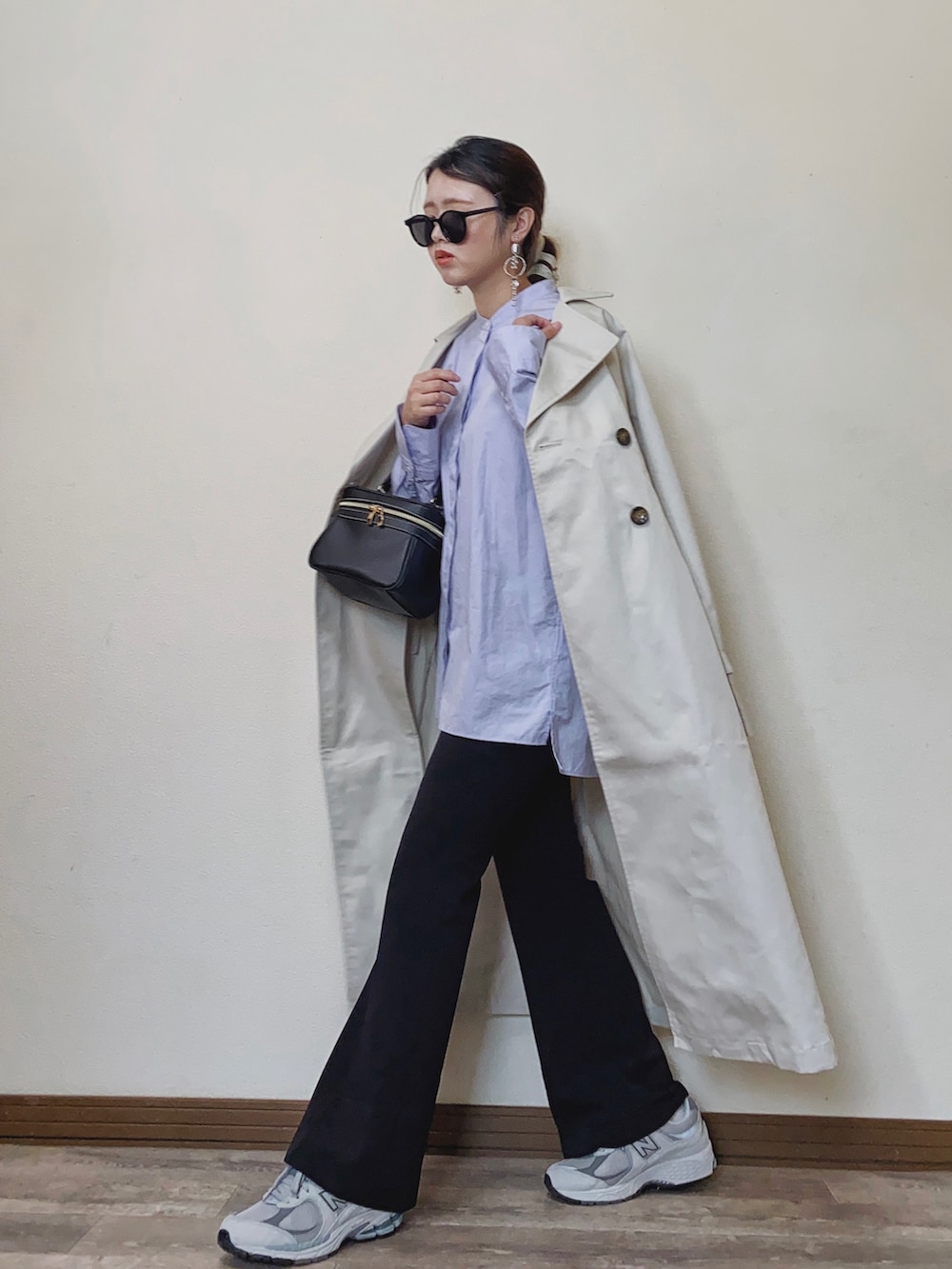 ホワイト系のトレンチコート、パープル系のシャツ/ブラウス、ブラック系のパンツを着用したレディースの冬コーディネートの2枚目の写真