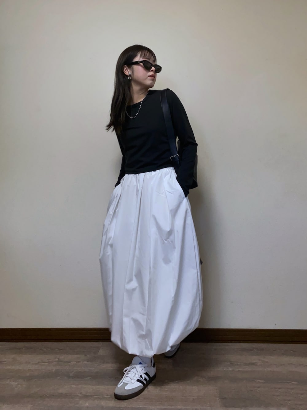 「春めき満開コーデ、春コーデ、モノトーン、クロップド丈、バルーンスカート、サムホール、スニーカー、スカート、プチプラ、モード、サングラス、スポーツミックス、GU、UNIQLO、シンプルコーデ」｜「adidasのadidas SAMBA OG / アディダス サンバ オージー（スニーカー、ホワイト系）」を使った、Miiさん（レディース・159cm）の春コーディネートの3枚目の写真