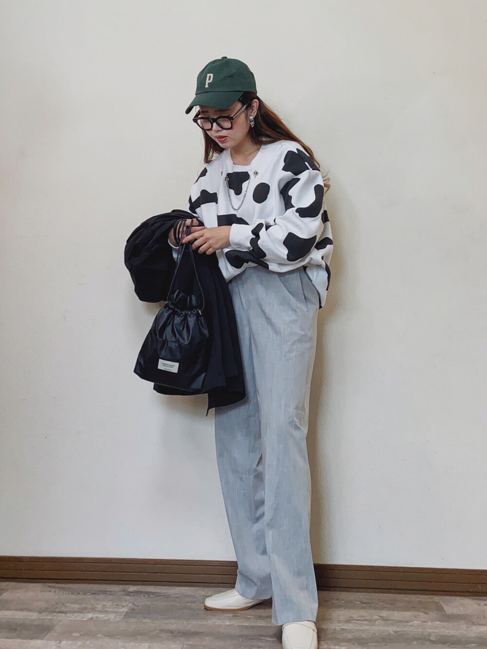 「ビッグシルエット、モッズコート、スウェット、ワイドパンツ、ローファー、モノトーン、LHP、LHPWOMEN、courage、ラフォーレ原宿、キャップ、巾着バッグ、UNIQLO、大人カジュアル、メガネ女子」｜「L.H.Pのcourage/クラージュ/総柄プリントオーバーサイズクルーネックスウェット(衿ネックレス付き)（スウェット、ホワイト系）」を使った、Miiさん（レディース・159cm）の冬コーディネートの4枚目の写真