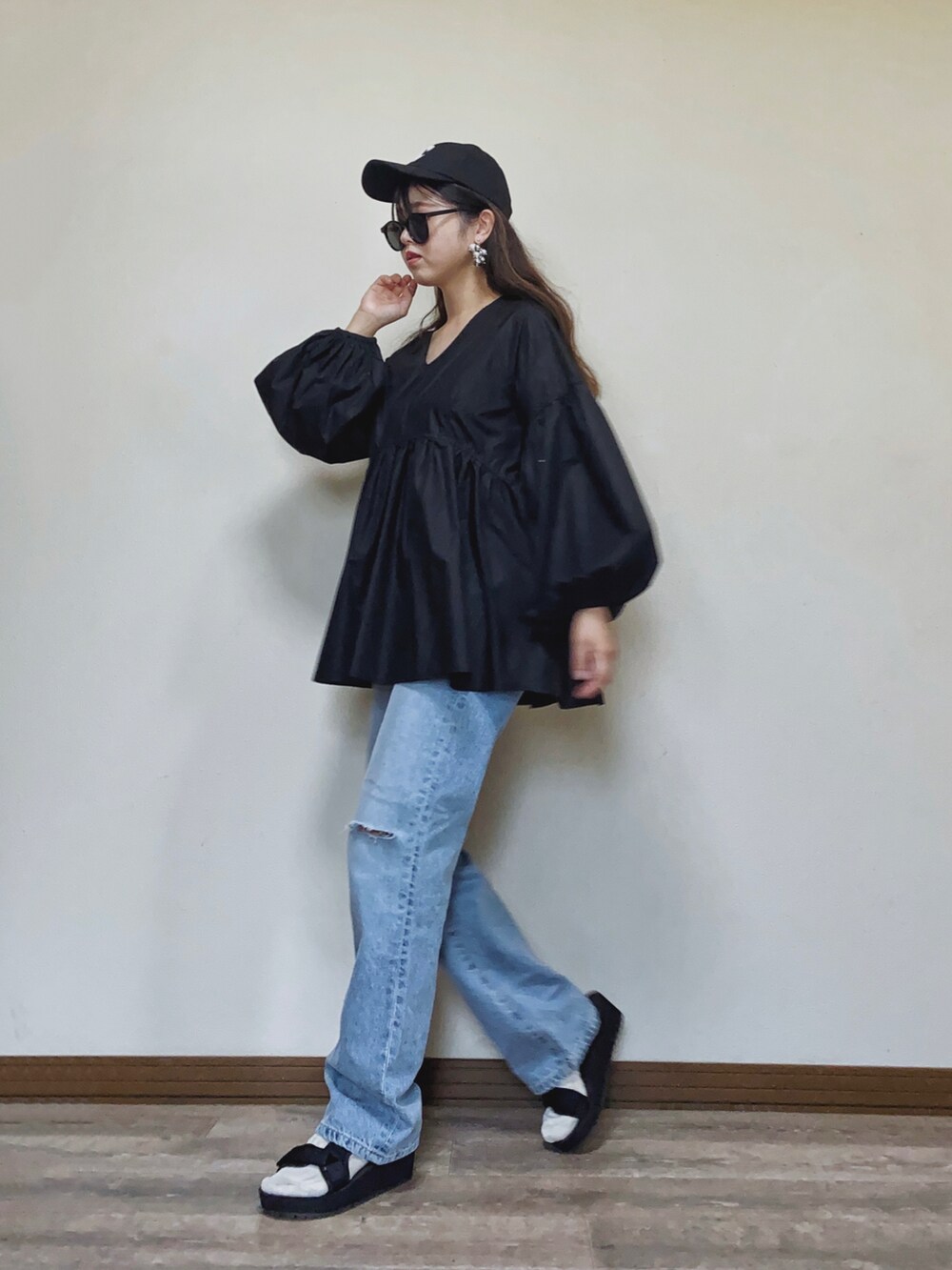 「シンプルコーデ、キャップ、ボリューム袖、ブラウス、ダメージデニムパンツ、デニム、SOMETHING、スポサン、サンダル、サンダルに靴下、厚底シューズ、厚底サンダル、休日スタイル、休日コーデ、ストリート」｜「SOMETHINGのSOMETHING ELSAヴィンテージストレートデニムパンツ（デニムパンツ、ブルー系）」を使った、Miiさん（レディース・159cm）の春コーディネートの2枚目の写真
