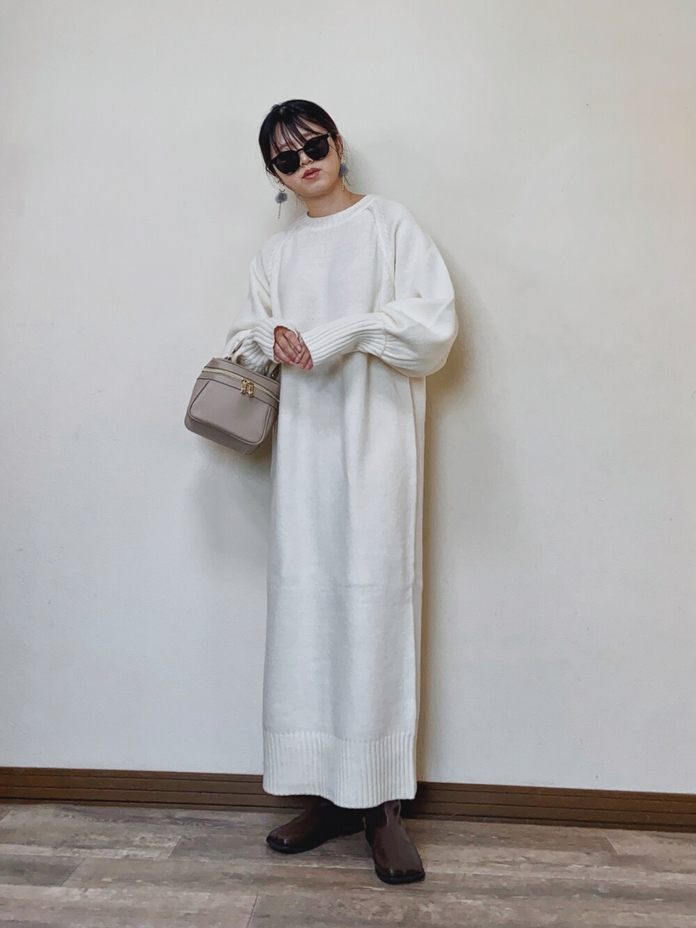 「クリスマスに着たい服、ニットワンピース、ロングワンピース、白ニット、ステンカラーコート、ミドル丈、マイベストコーデ2022、マキシ丈ワンピース、ブーツスタイル、ショートブーツ、スクエアトゥ、デートコーデ、ANGIE VINTAGE、淡色コーデ、ワンピーススタイル」｜「ANGIEのフィンガーホールマキシニットワンピース（ワンピース、ホワイト系）」を使った、Miiさん（レディース・159cm）の冬コーディネートの3枚目の写真