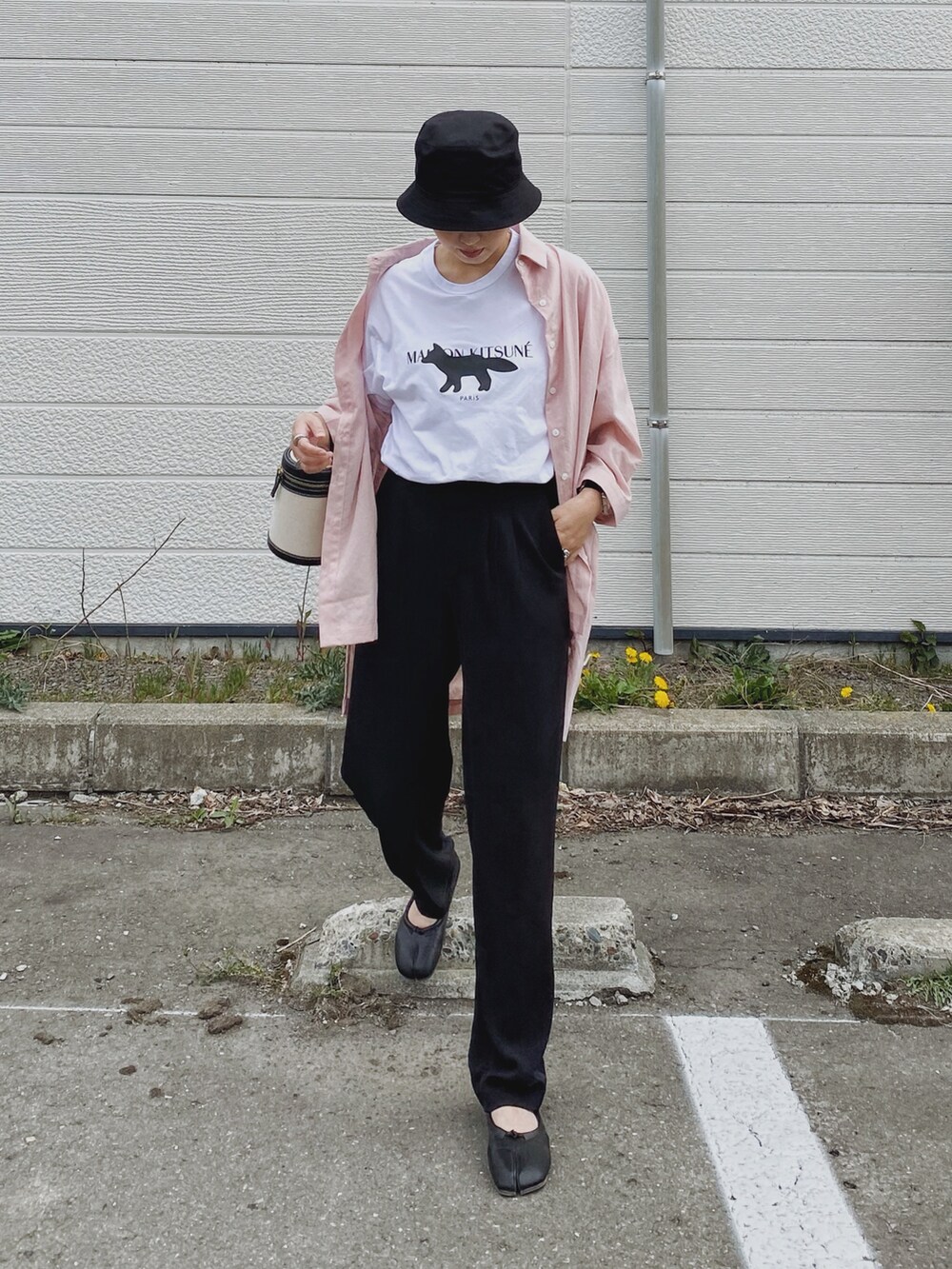 「ごきげんウィーク、春夏コーデ、シャツスタイル、ロゴT、Tシャツ、白Tシャツ、MAISON KITSUNE、バケットハット、足袋バレエ、ピンク、カラーシャツ、カラー×コーデ、休日スタイル、タックイン、ビッグシルエット」｜「Maison KitsuneのFOX STAMP CLASSIC TEE-SHIRT（Tシャツ/カットソー、ホワイト系）」を使った、Miiさん（レディース・159cm）の春コーディネートの4枚目の写真