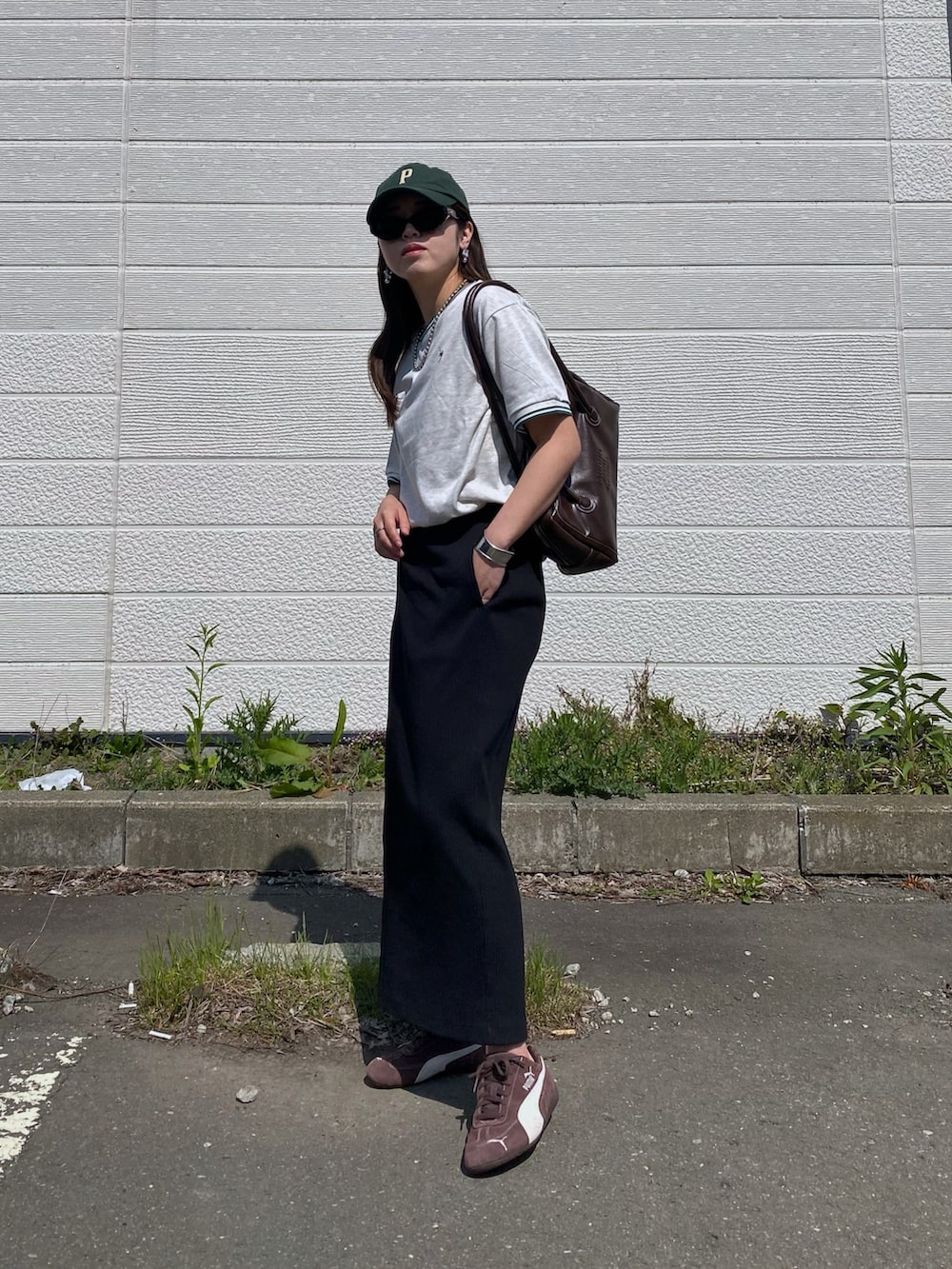 「やっぱり帽子が好き、サングラス、ショルダーバッグ、Tシャツ、キャップ、ブラウン、スポーツミックス、スニーカー、大人カジュアル、ロングスカート、お出かけコーデ、PUMA、スピードキャット、夏コーデ、ママコーデ」｜「U.S. POLO ASSN.のGeeRA別注【U.S. POLO ASSN.】ワンポイント刺繍オーバーサイズライン配色Ｔシャツ（Tシャツ/カットソー、ベージュ系）」を使った、Miiさん（レディース・159cm）の春コーディネートの3枚目の写真