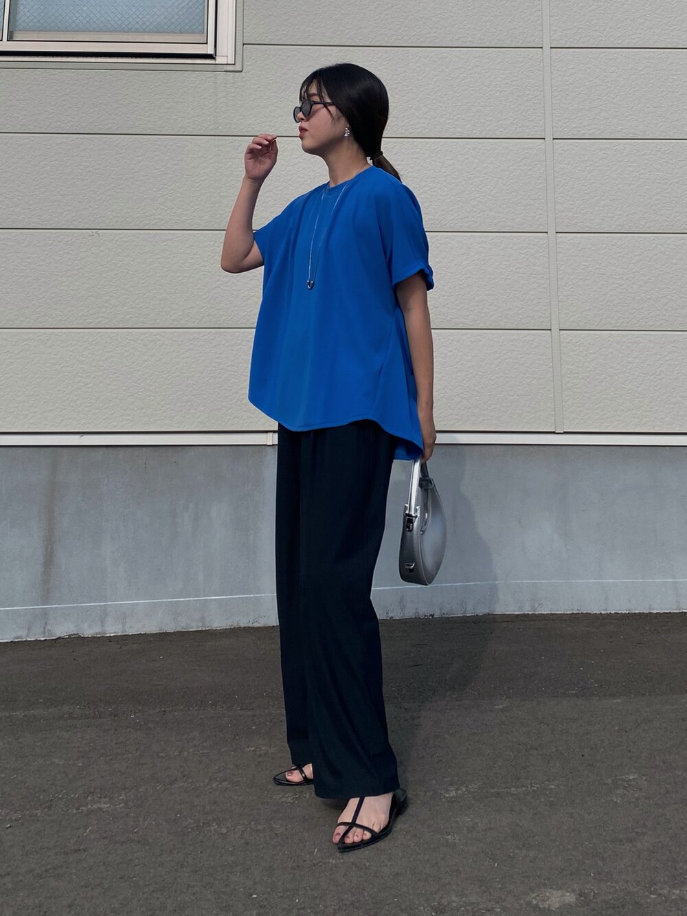 「プチプラ、きれいめカジュアル、夏だ!Tシャツ着よう!、さらっと晴れやかスナップ、ワイドパンツ、リラックススタイル、ブルー、ブルーコーデ、カラーコーデ、30代コーデ、OPAQUE.CLIP、オペークドットクリップ、ドルマンスリーブ、メタリック、サングラス」|「OPAQUE.CLIPのUV イージードルマントップス【洗濯機洗い可】(Tシャツ/カットソー、ブルー系)」を使った、Miiさん(レディース・159cm)の夏コーディネートの5枚目の写真