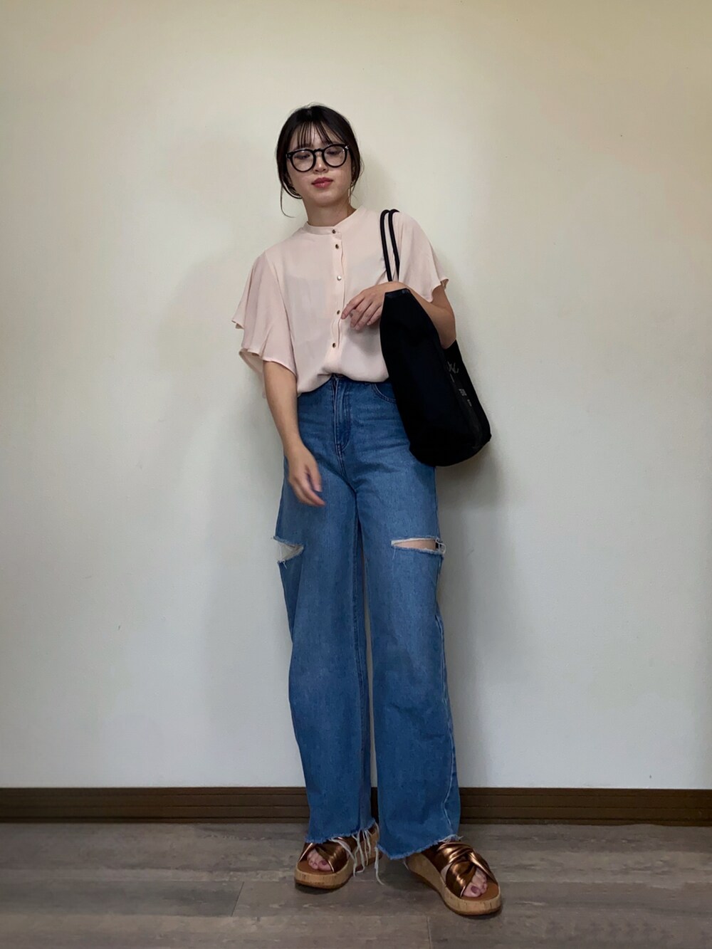 「プチプラ、ブラウス、ブラウス×デニム、サンダル、トートバッグ、メガネ女子、大人カジュアル、シンプルスタイル、シンプルコーデ、デニム、メタリック、ピンク、夏コーデ、ママコーデ、ラッフルフリル」｜「GeeRAの前後2WAYラッフルスリーブ楊柳ブラウス（シャツ/ブラウス、ピンク系）」を使った、Miiさん（レディース・159cm）の夏コーディネートの3枚目の写真