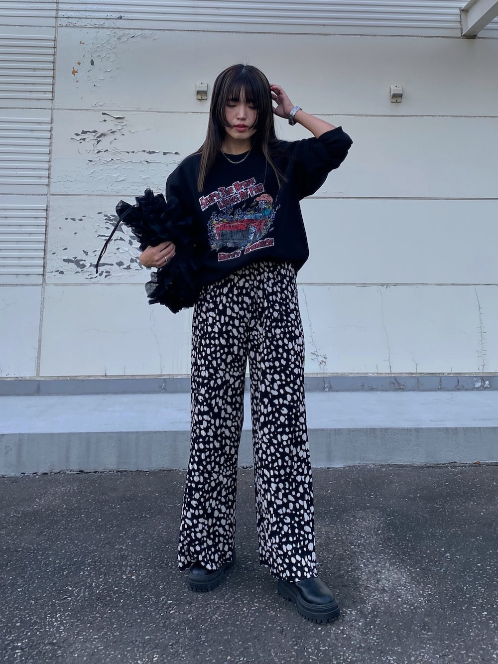 「秋っぽコーデ更新中、スウェット、柄パンツ、アニマル柄、レオパード、ストリート、ブーツ、厚底シューズ、フリルバッグ、秋服準備はじめました、リラックススタイル、プリーツパンツ、ママコーデ」｜「Starting Overのheavy weight various design sweat shirt/ヘビーウェイト アソート デザイン 裏起毛 スウェットシャツ（スウェット、ブラック系）」を使った、Miiさん（レディース・159cm）の秋コーディネートの2枚目の写真