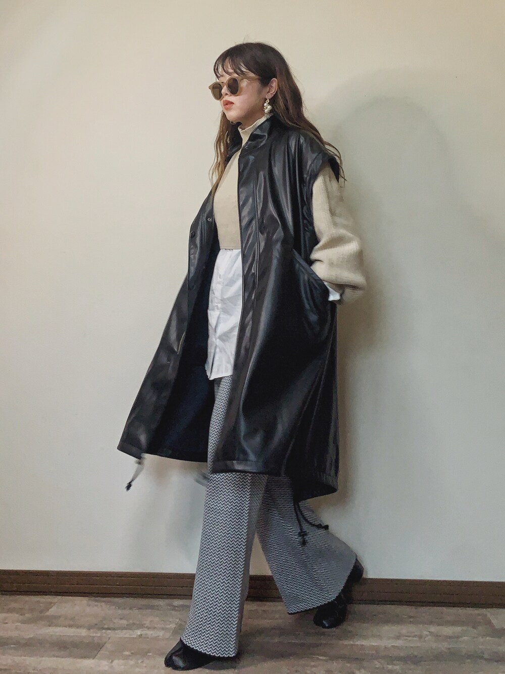 「モッズコート、ビッグシルエット、柄パンツ、レザー、レザージャケット、ブラックコーデ、レイヤードスタイル、オーバーサイズ、プチプラ、ニットパンツ、フレアパンツ、フェイクレザー、レザーコート、ゆったりコーデ、YOUANCE」｜「byYOUANCEのライナー付きマルチWAYモッズコート（モッズコート、ブラック系）」を使った、Miiさん（レディース・159cm）の秋コーディネートの5枚目の写真