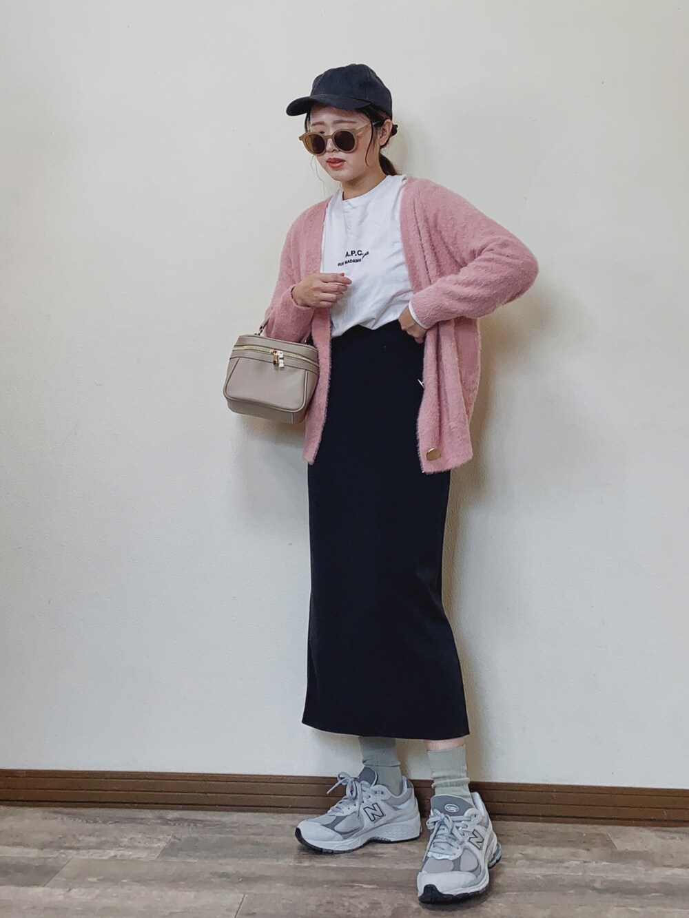 「春カラー、春コーデ、パステル映える春、ピンク、カーディガン、ナロースカート、タイトスカート、ロングスカート、ロゴT、キャップ、LHP、LHPWOMEN、courage、ラフォーレ原宿、スニーカー」｜「L.H.Pのcourage/クラージュ/モヘアタッチニットカーデ（カーディガン/ボレロ、ピンク系）」を使った、Miiさん（レディース・159cm）の春コーディネートの2枚目の写真