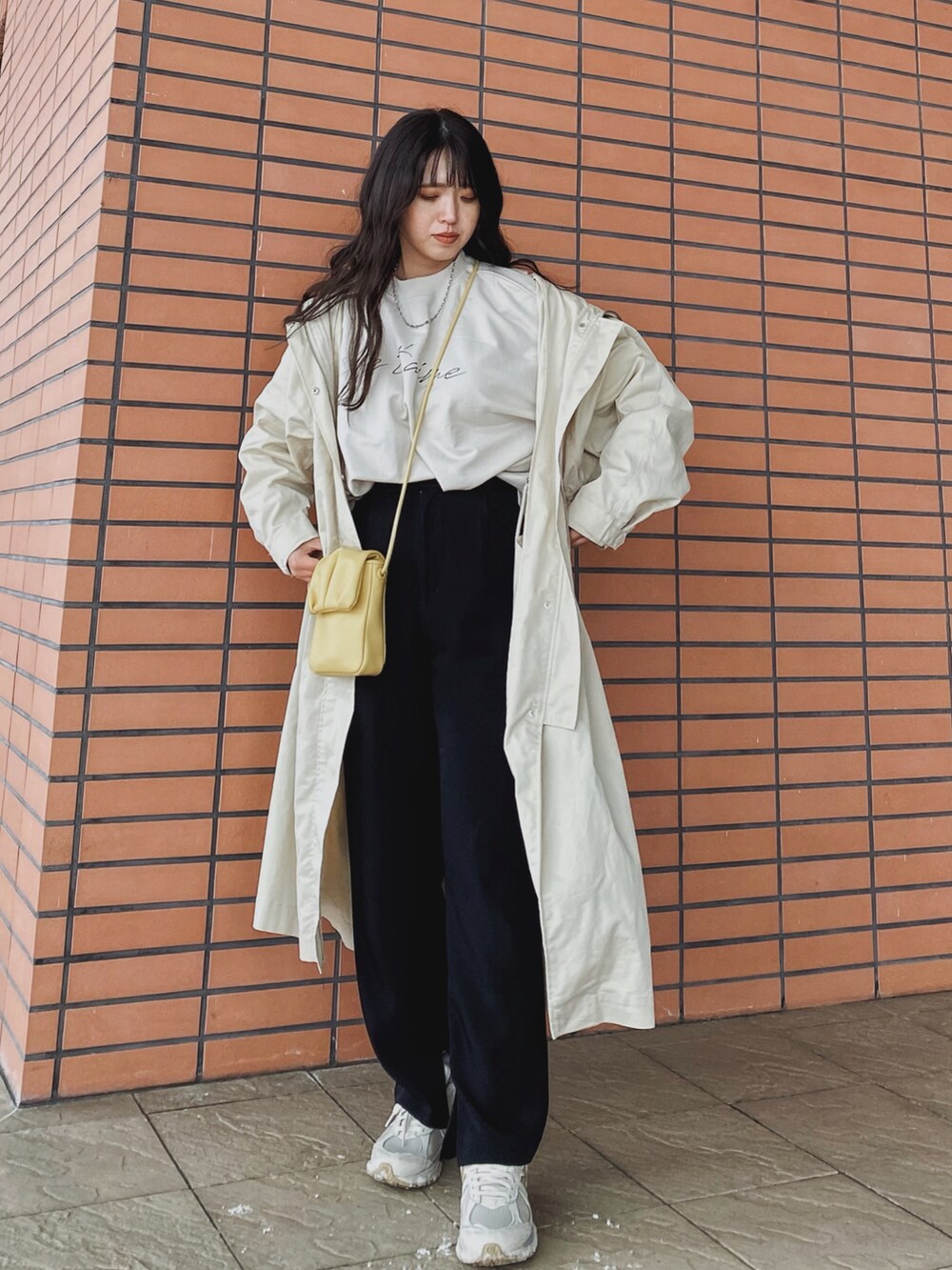 「ほめられ本命コーデ、休日コーデ、ロゴT、reca、プチプラ、ニューバランス、スニーカー、イエロー、カジュアルコーデ、フーデットコート、ロングコート、モッズコート、ミリタリー、スリットパンツ、ゆるコーデ」｜「recaの筆記体プリントプルオーバー（スウェット、ホワイト系）」を使った、Miiさん（レディース・159cm）の冬コーディネートの2枚目の写真