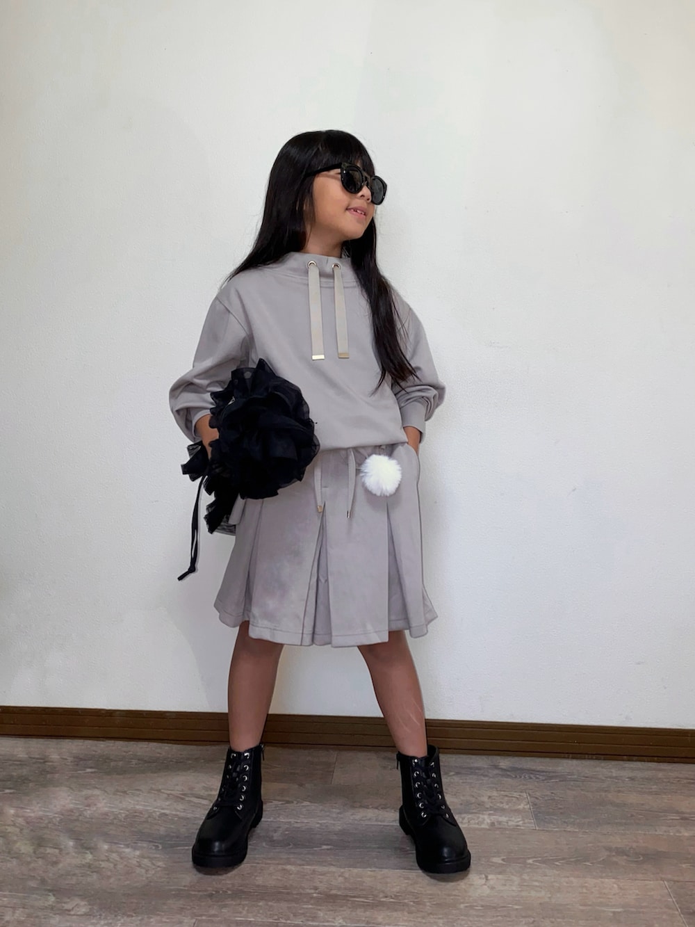 ベージュ系のスウェット、ベージュ系のスウェット、ベージュ系のその他パンツを着用したレディースの秋コーディネートの4枚目の写真