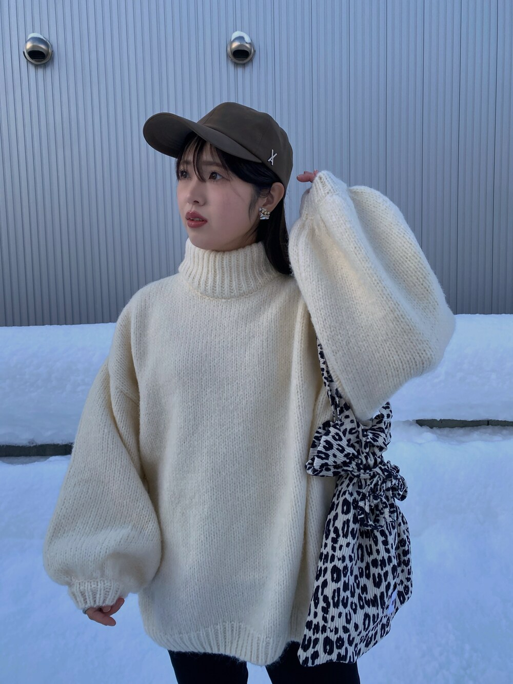 「プチプラ、キャップ、ニットコーデ、ロングブーツ、オーバーサイズ、白ニット、レオパード、アニマル柄、シンプルスタイル、韓国ファッション、ゆるニット、ボリューム袖、ワイドシャフトブーツ、休日スタイル、パンツコーデ」｜「select MOCA by sonのローゲージハイネックオーバーボリュームスリーブニット（ニット/セーター、ホワイト系）」を使った、Miiさん（レディース・159cm）の冬コーディネートの3枚目の写真
