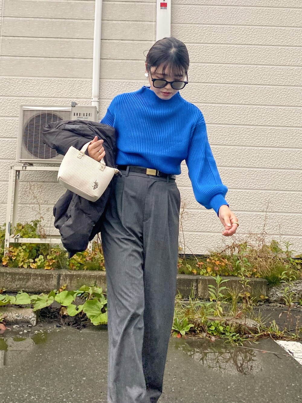 「重ね着ベストシーズン、ボトルネック、ブルー、ブルーコーデ、カラー×コーデ、カラーニット、ニット、ダウンベスト、ベスト、ミニバッグ、USポロ、レインブーツ、レイヤードスタイル、きれいめカジュアル、ブーツ」｜「frames RAY CASSINの18色展開/もちっとふんわり触感の、王道モテニット。ボトルネックボリュームスリーブリブニットプルオーバー（ニット/セーター、ブルー系）」を使った、Miiさん（レディース・159cm）の秋コーディネートの3枚目の写真