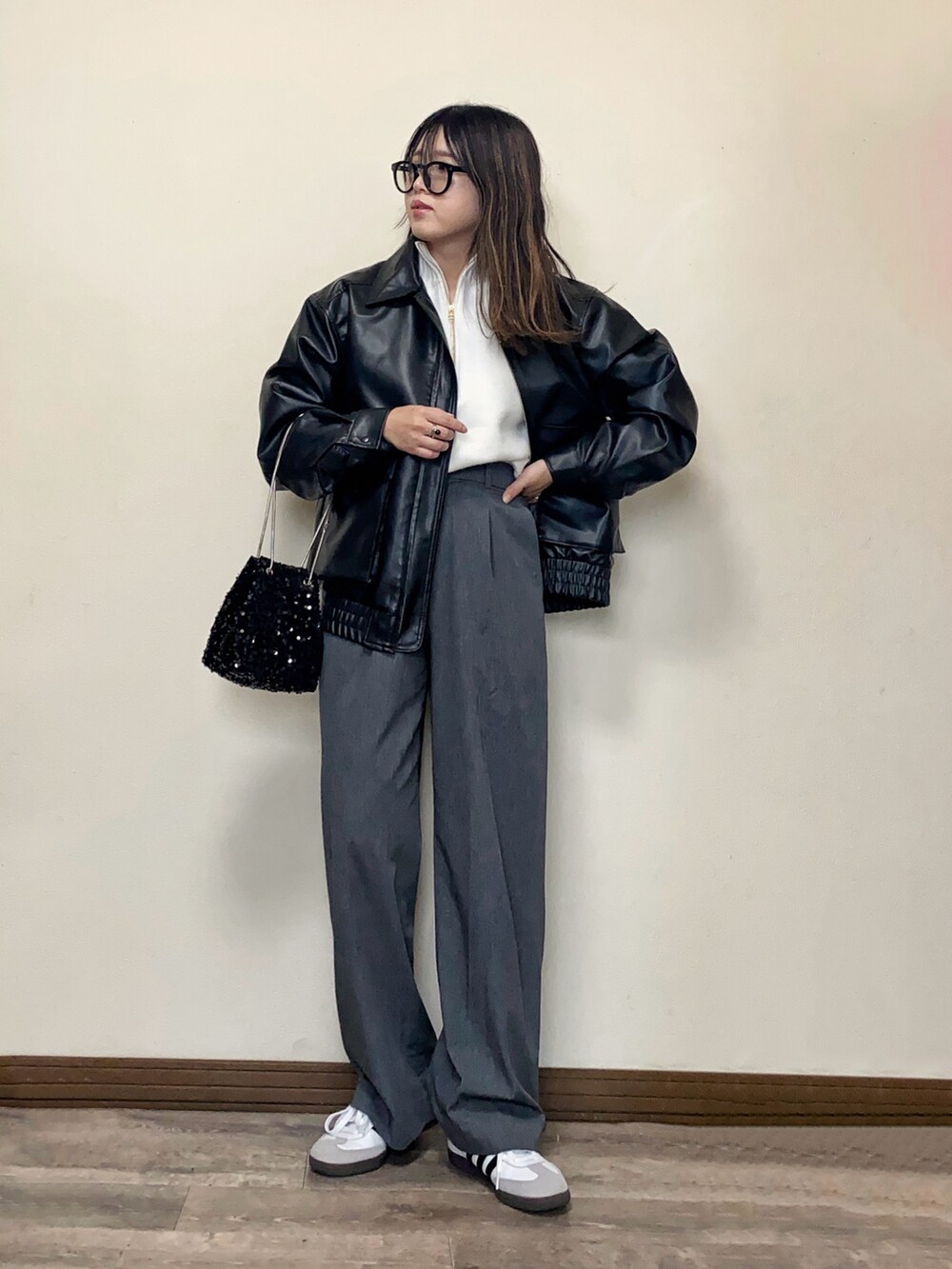 「今日のコスメと服、冬コーデ、レザージャケット、レザー、メガネ女子、UNIQLO、ニット、スパンコール、samba、adidas、スニーカー、ハーフジップ、ハーフジップニット、モノトーン、休日スタイル」｜「OPAQUE.CLIPのモックネックハーフジップニット【洗える】（ニット/セーター、ホワイト系）」を使った、Miiさん（レディース・159cm）の冬コーディネートの4枚目の写真