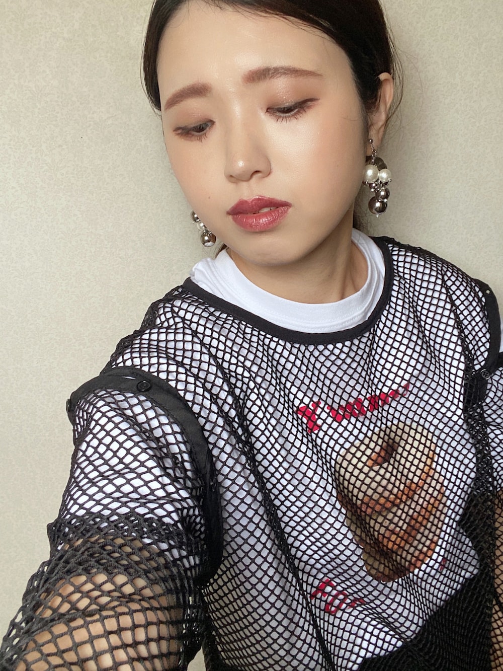「このスタイルがお気に入り、レイヤードスタイル、Tシャツ、夏だ!Tシャツ着よう!、スカート、ロングスカート、メッシュトップス、サングラス、巾着バッグ、ポインテッドトゥ、サンダル、プチプラ、夏コーデ、きれいめカジュアル、今日のコスメと服」|「Birthday roomのドーナツTシャツ(Tシャツ/カットソー、ホワイト系)」を使った、Miiさん(レディース・159cm)の夏コーディネートの4枚目の写真